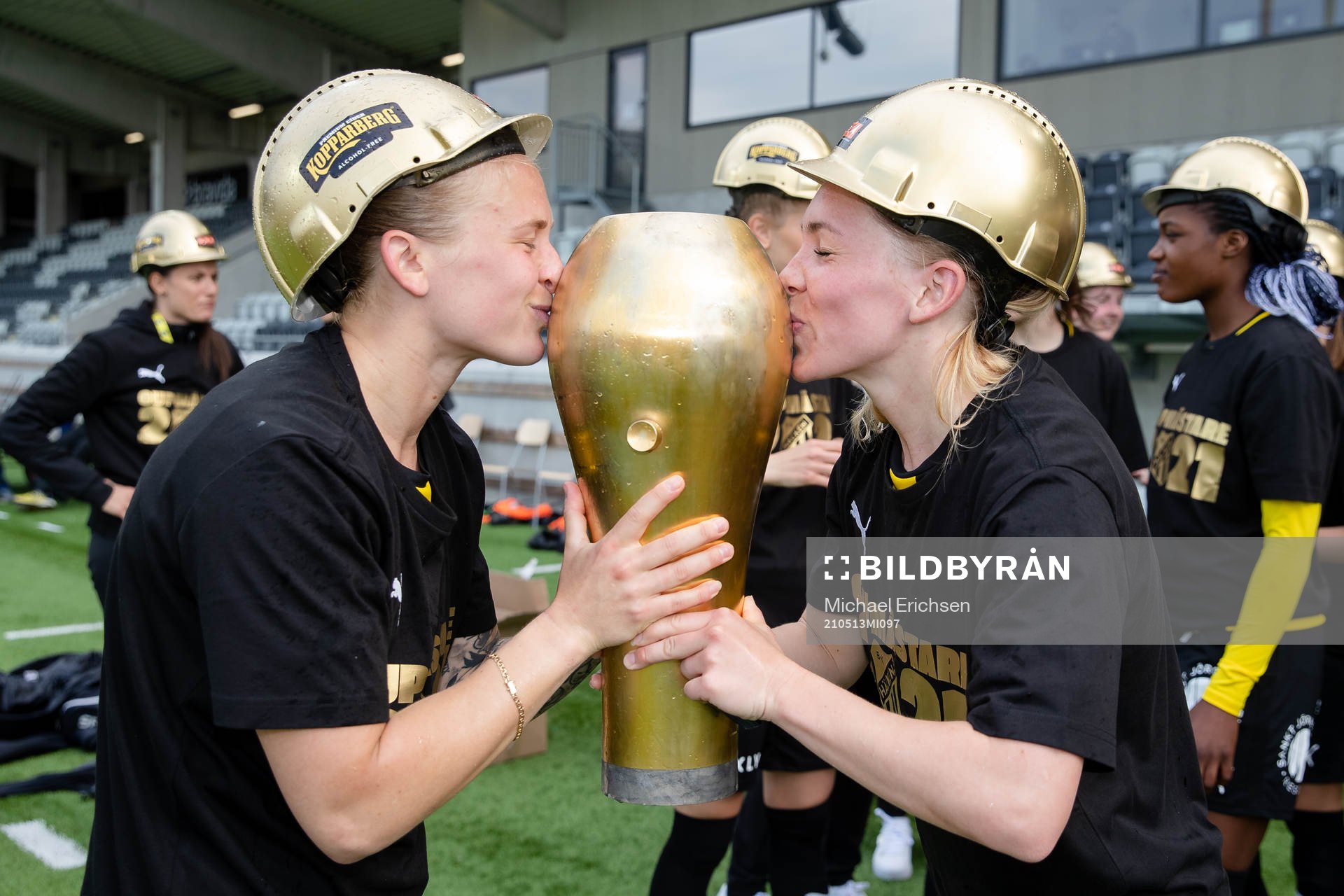 Häckens Filippa Curmark och Elin Rubensson kysser pokalen