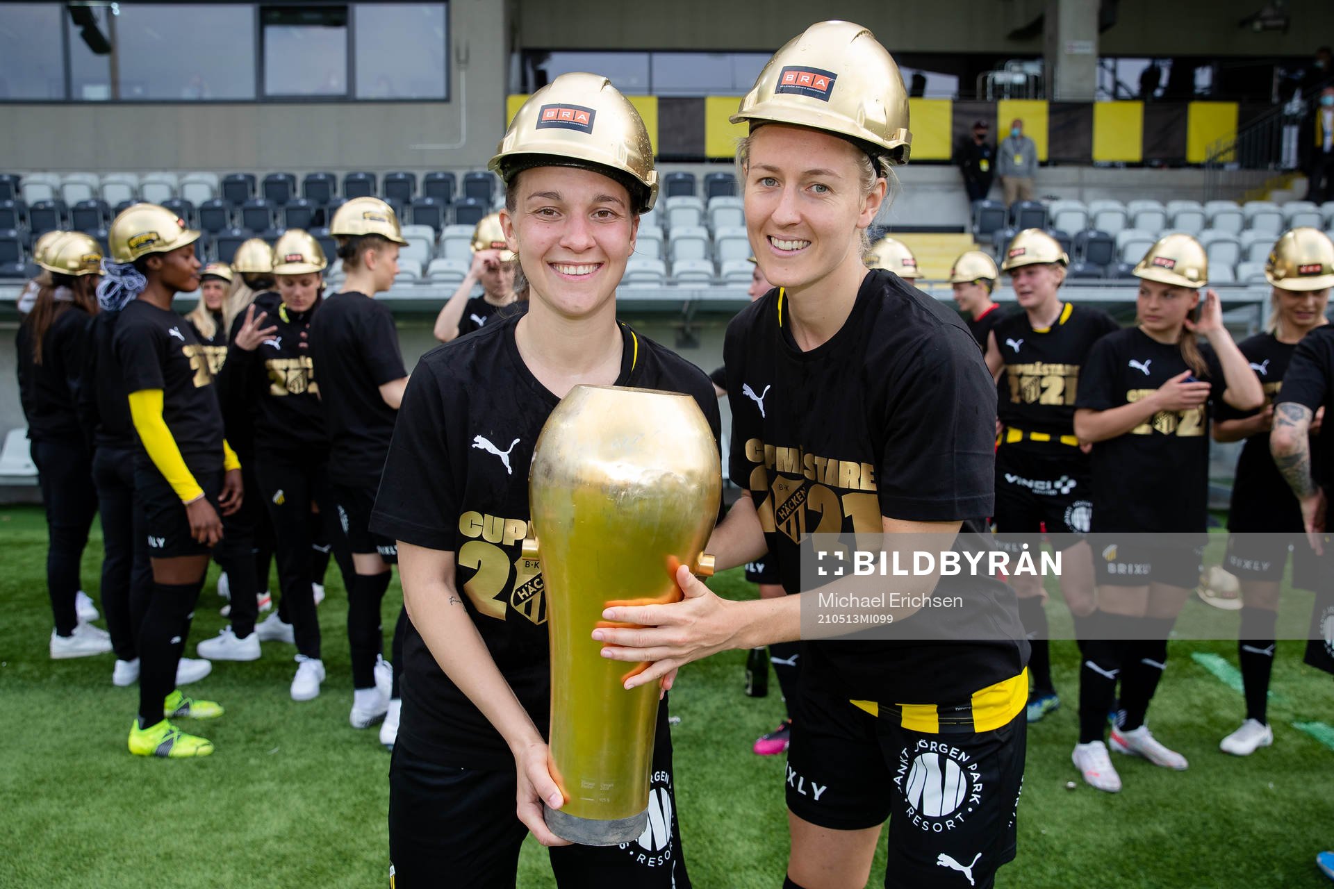 Häckens Julia Zigiotti Olme och Emma Kullberg poserar med Susanne Erlandssons pokal efter finalen i Svenska Cupen mellan Häcken och Eskilstuna United den 13 maj 2021 i Göteborg.