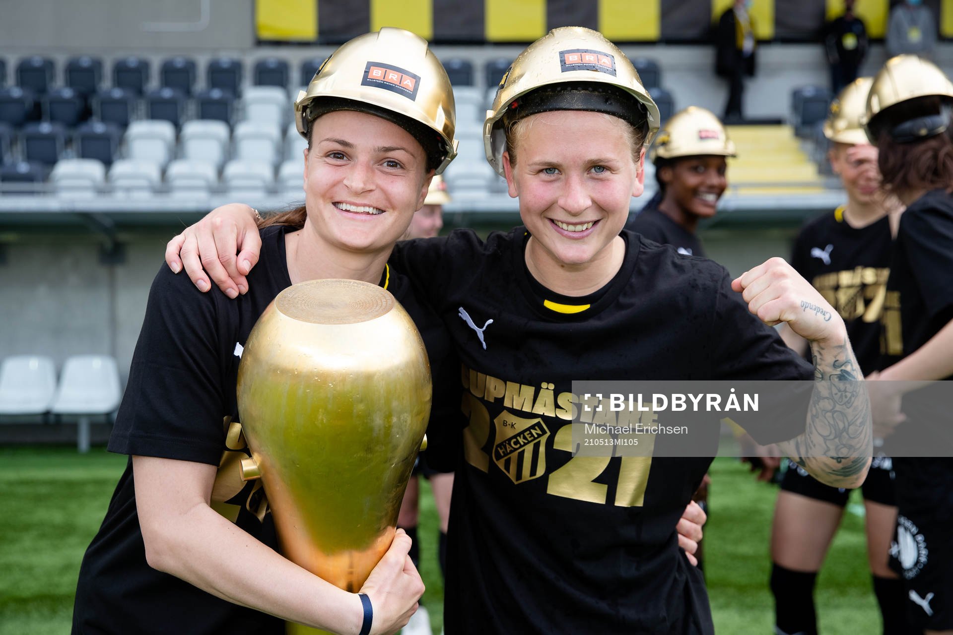 Häckens Milica Mijatovic och Filippa Curmark poserar med