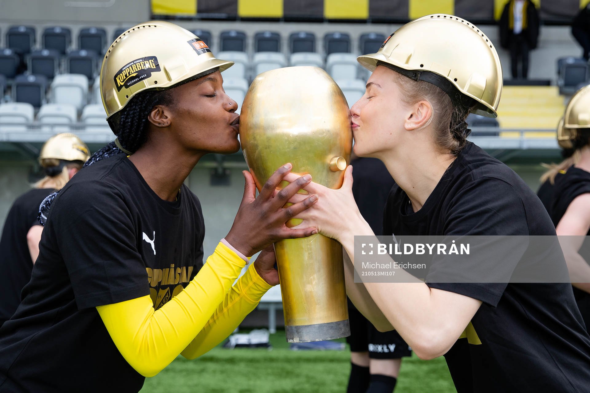 Häckens Evelyn Ijeh och Dilja Yr Zomers kysser Susanne