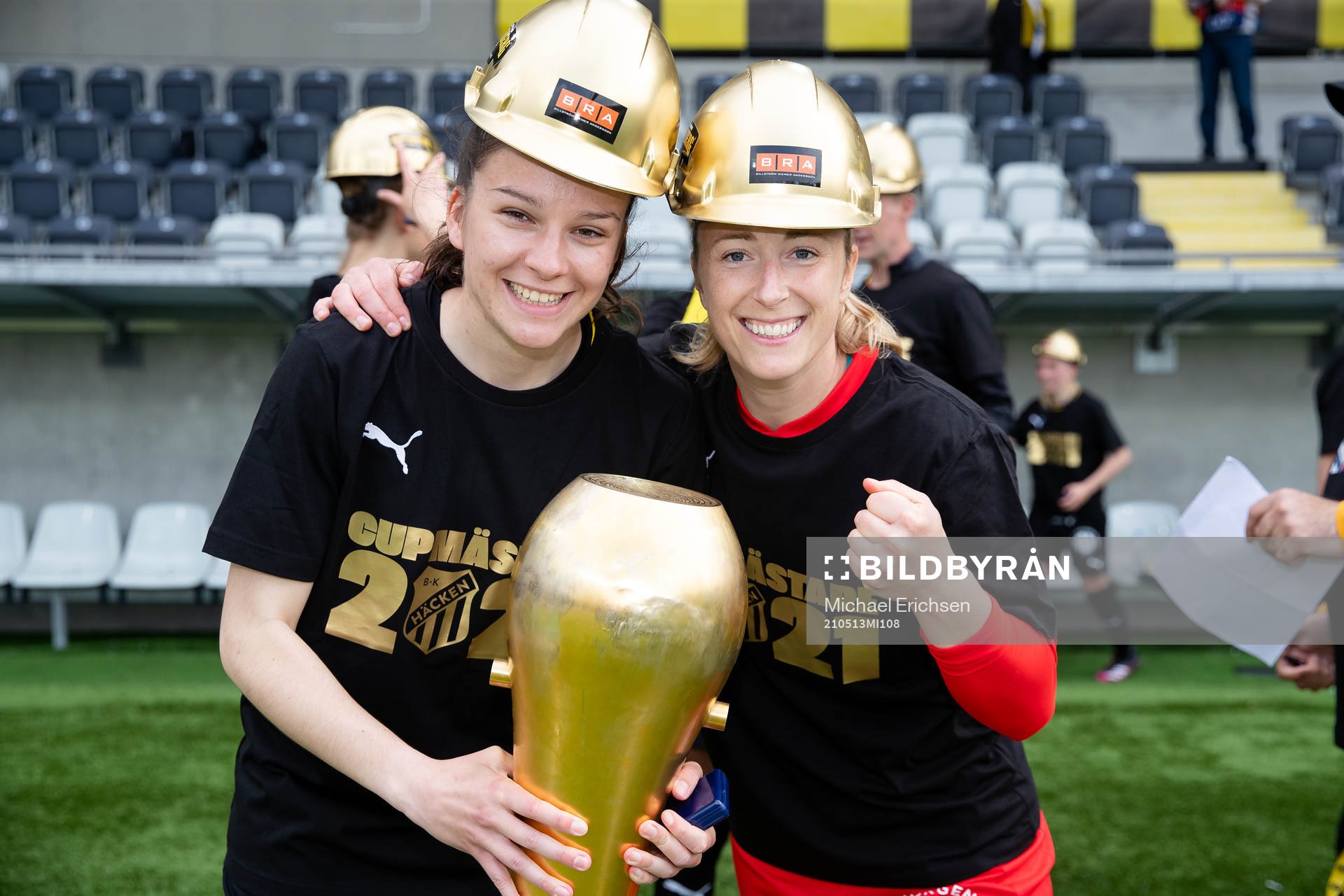 Häckens Hanna Wijk  och målvakt Loes Guerts  poserar med