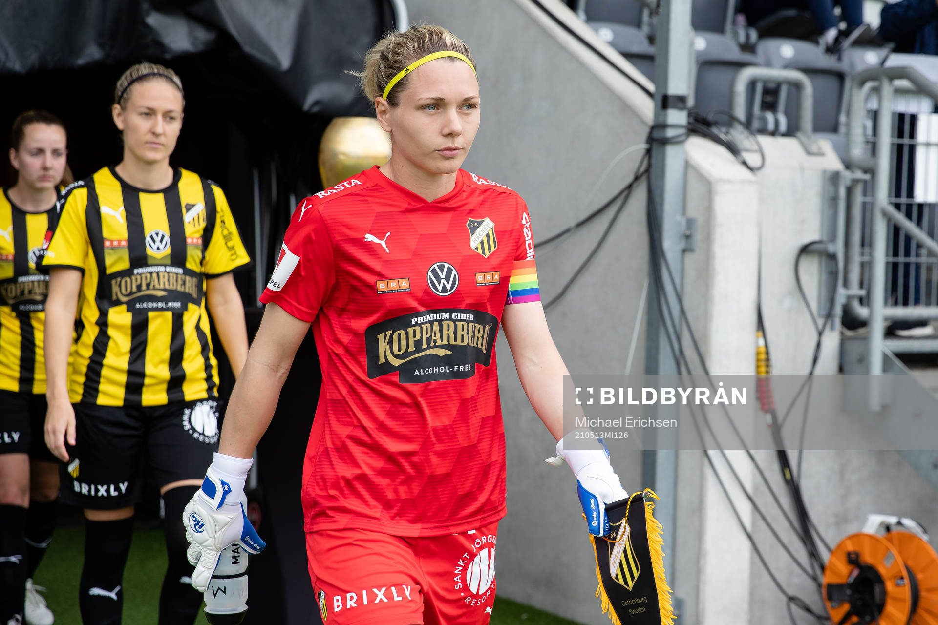 Häckens målvakt Jennifer Falk på väg ut till line up