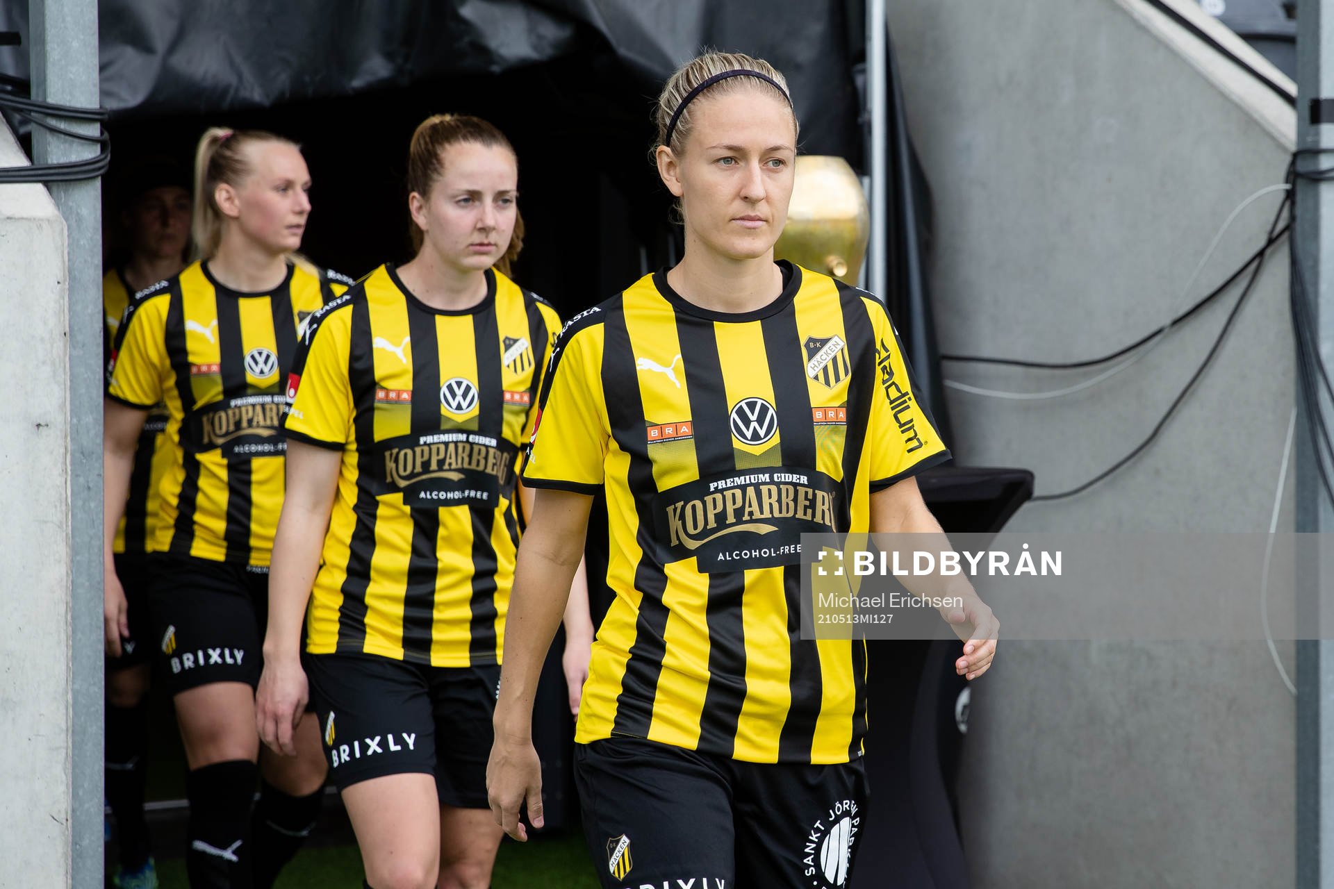Häckens Emma Kullberg på väg ut till line up innan