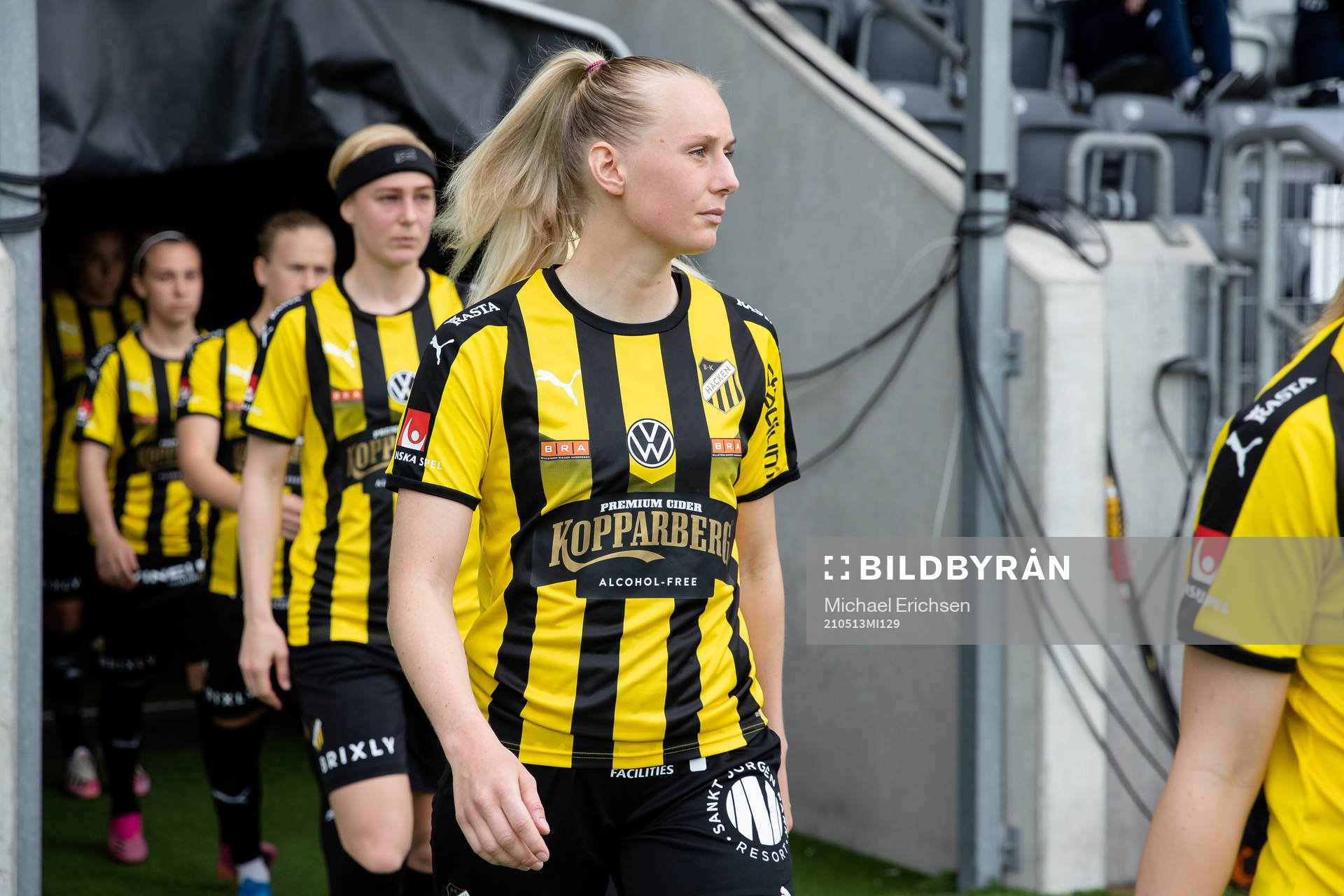 Häckens Stina Blackstenius på väg ut till line up innan
