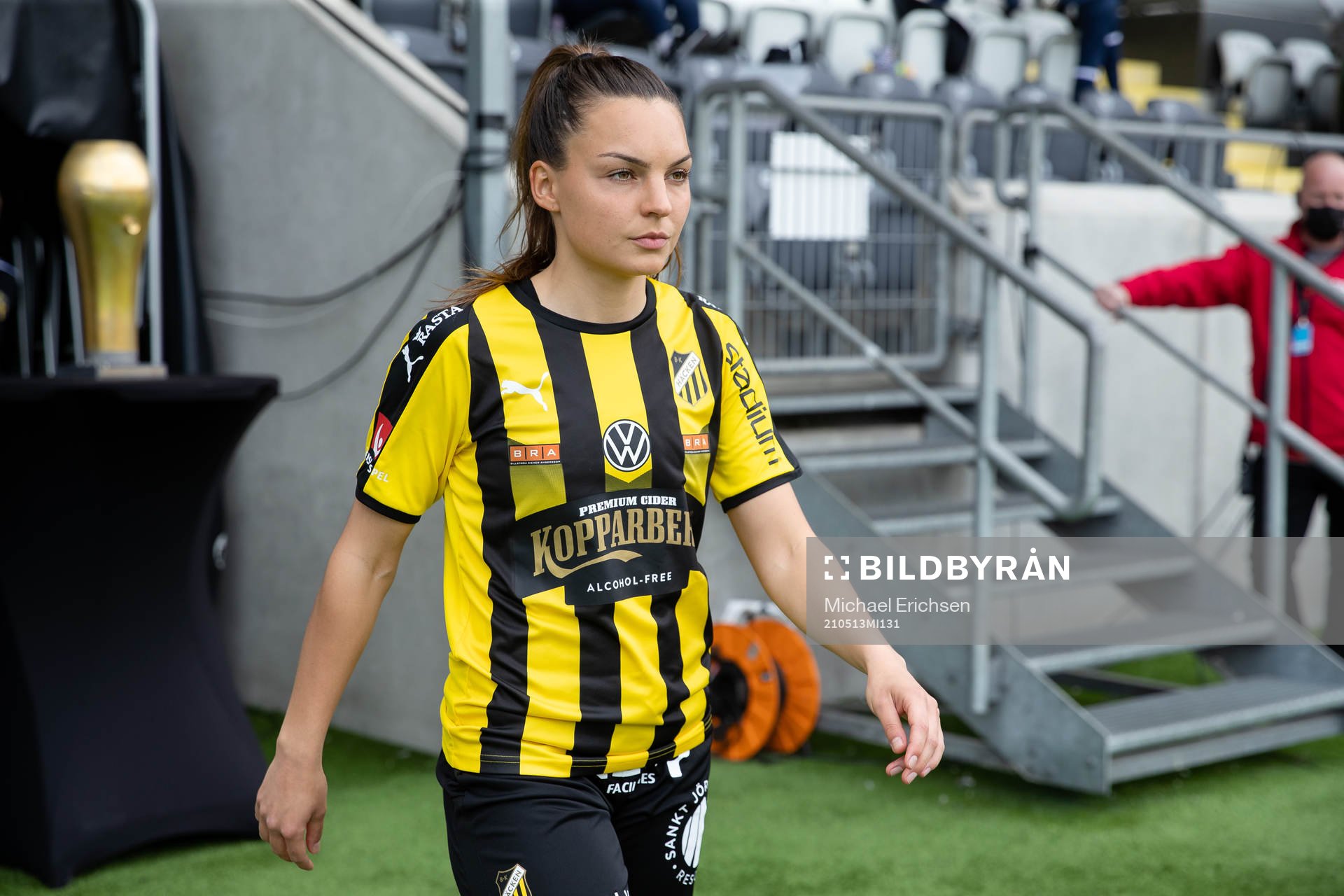 Häckens Johanna Rytting Kaneryd på väg ut till line up