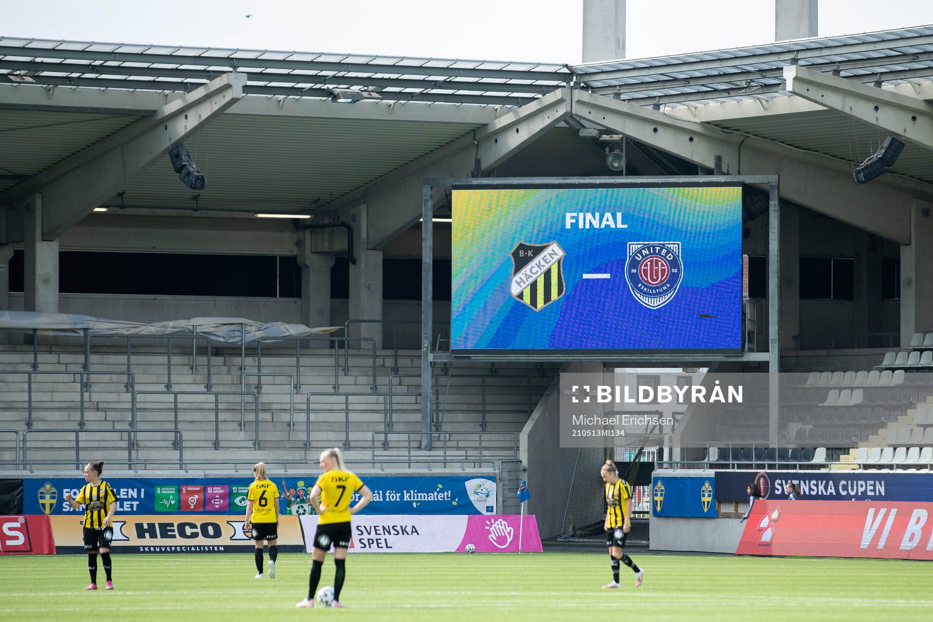 En LED skärm med grafik innan andra halvleken av finalen i Svenska Cupen mellan Häcken och Eskilstuna United den 13 maj 2021 i Göteborg.