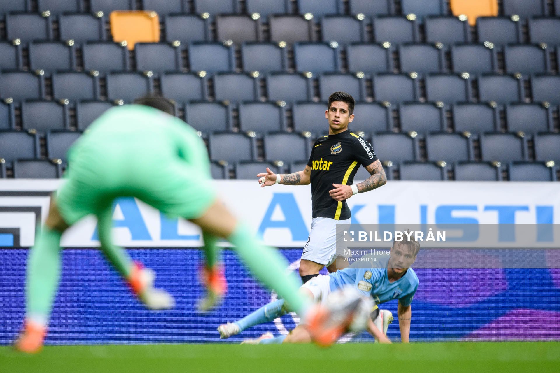 s Nicolas Stefanelli och Malmö FFs Eric Larsson