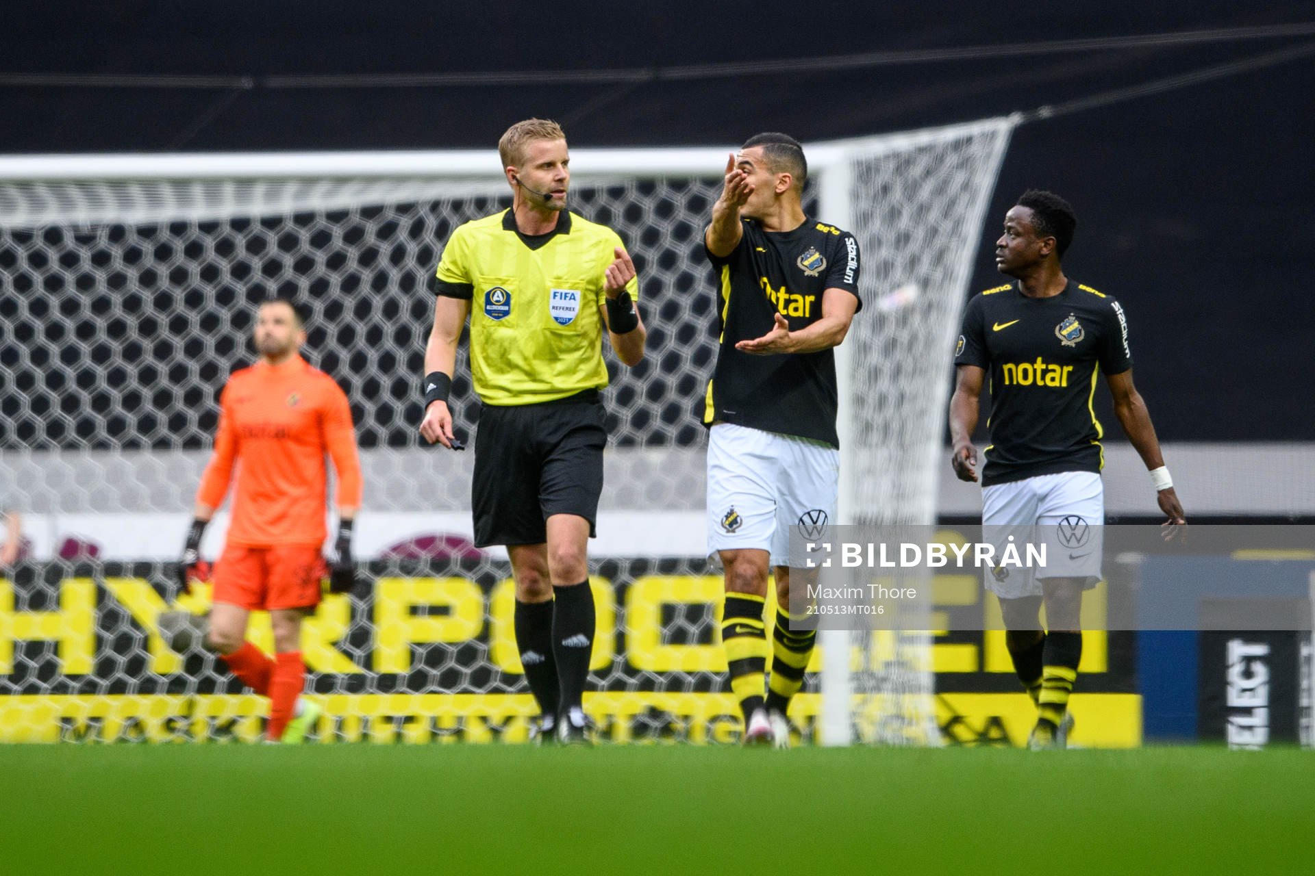 domare Glenn Nyberg och AIK:s Nabil Bahoui i en diskussion under fotbollsmatchen i Allsvenskan mellan AIK och Malmö FF den 13 maj 2021 i Stockholm.