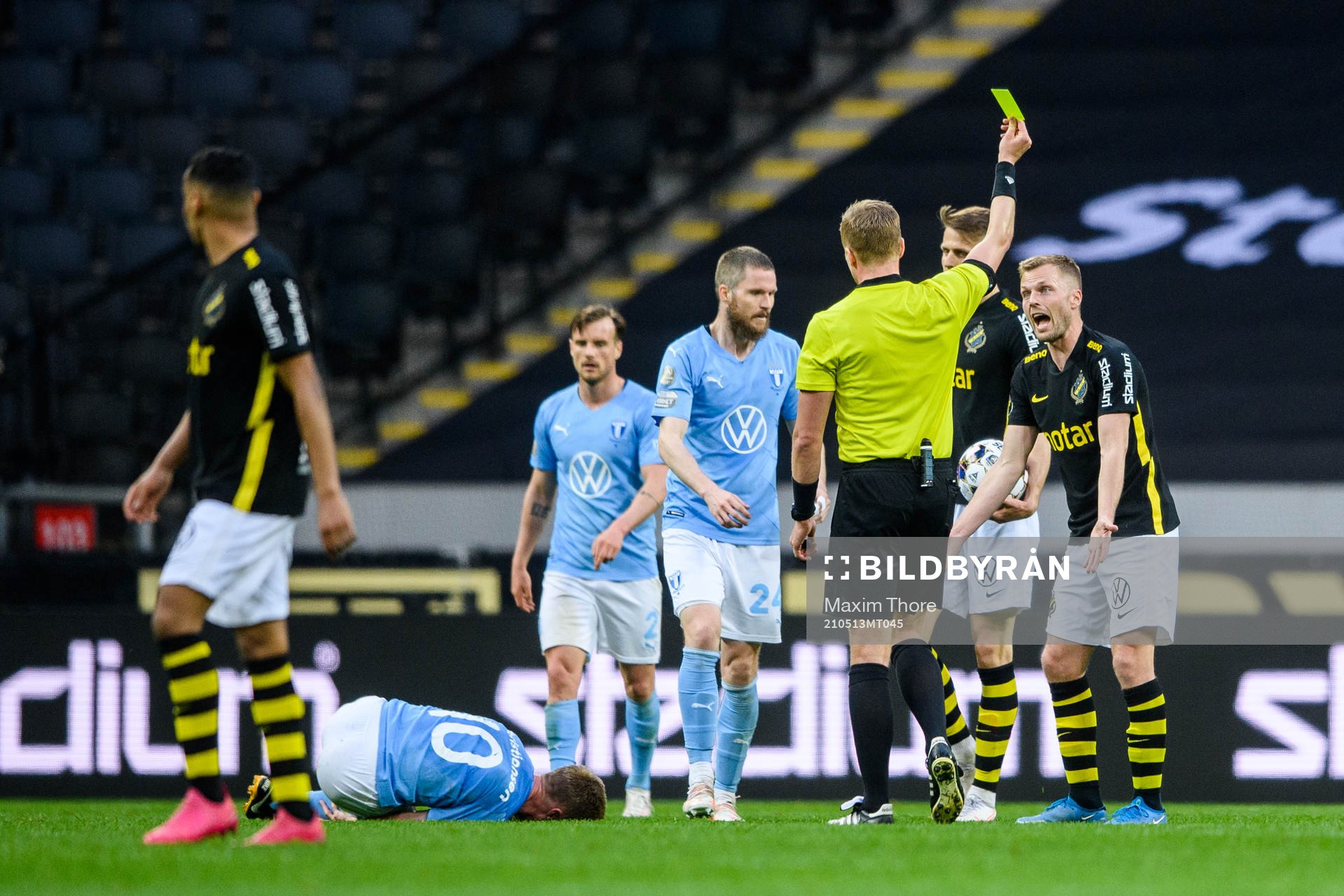 s Sebastian Larsson får ett gult kort av domare Glenn