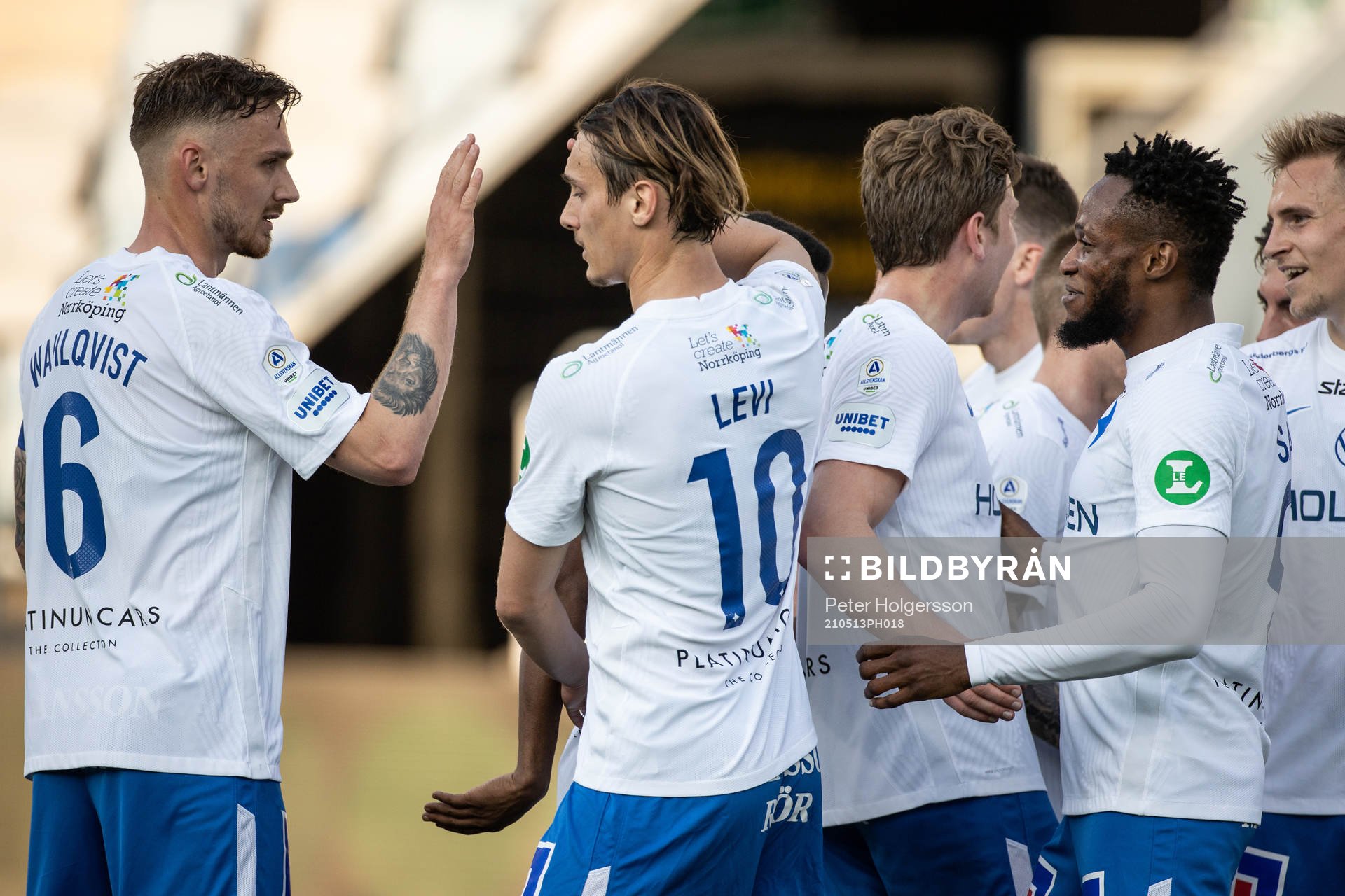 IFK Norrköpings Samuel Adegbenro (h) jublar med lagkamrater