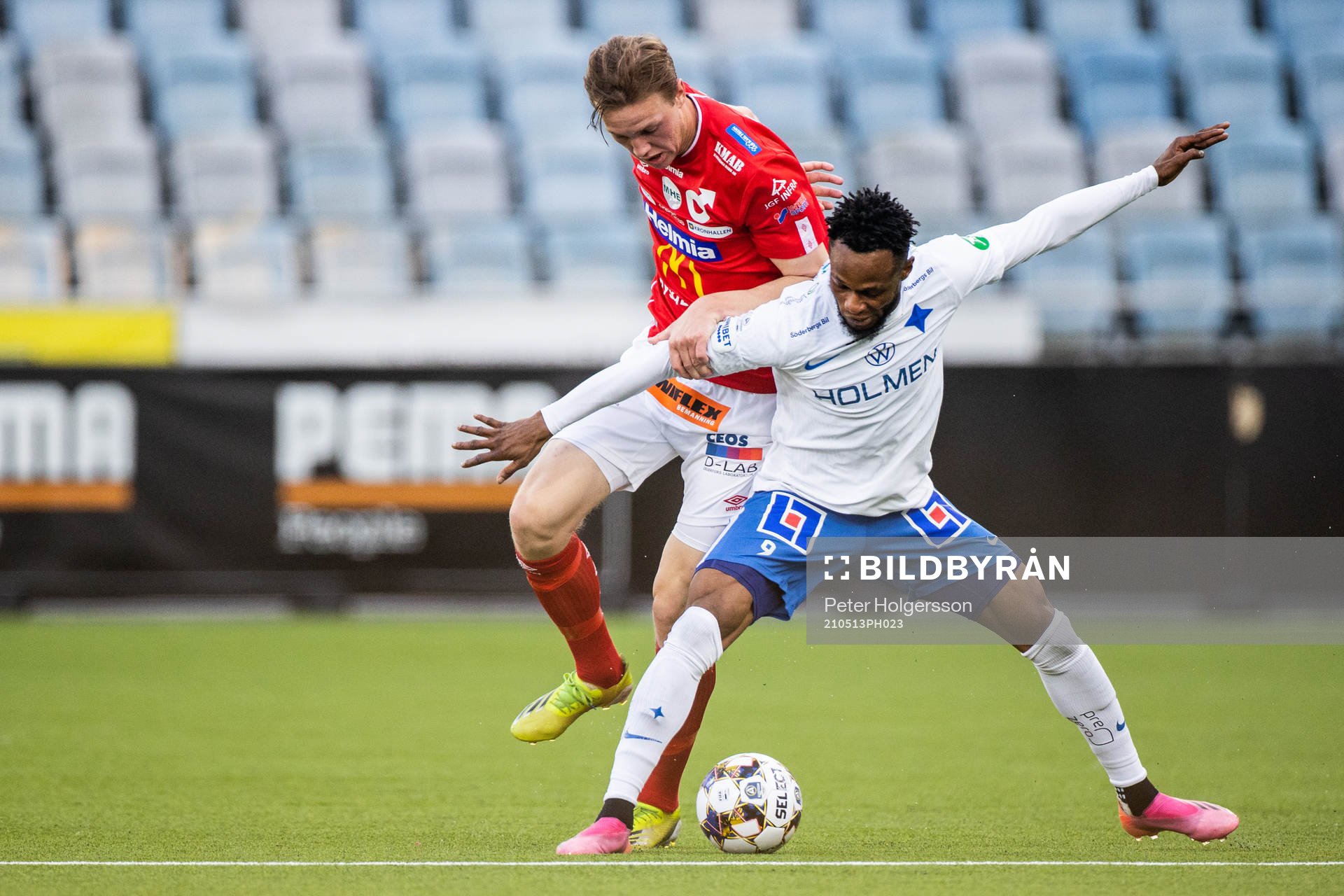 IFK Norrköpings Samuel Adegbenro och Degerfors Adam Carlén