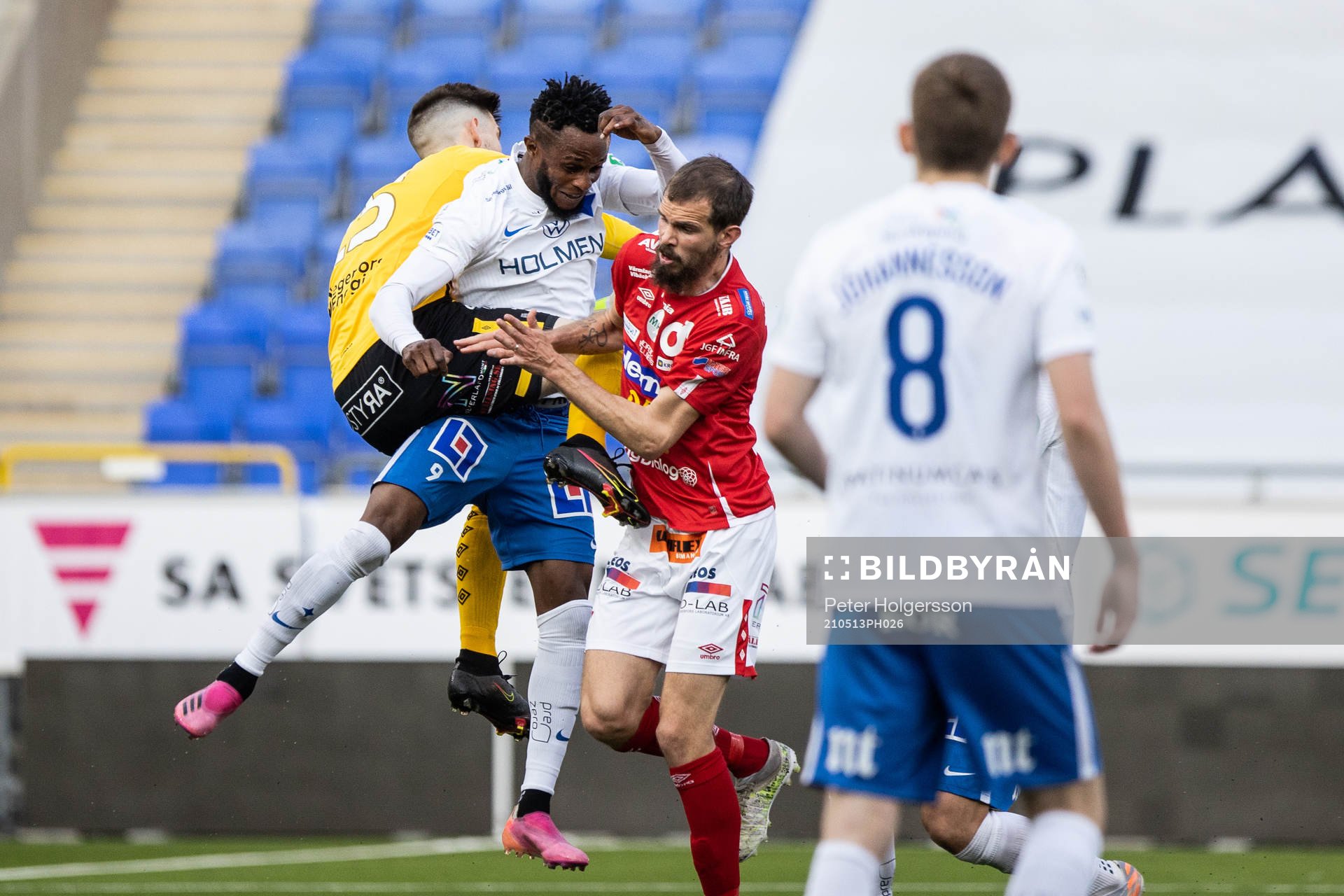 IFK Norrköpings Samuel Adegbenro kolliderar med Degerfors