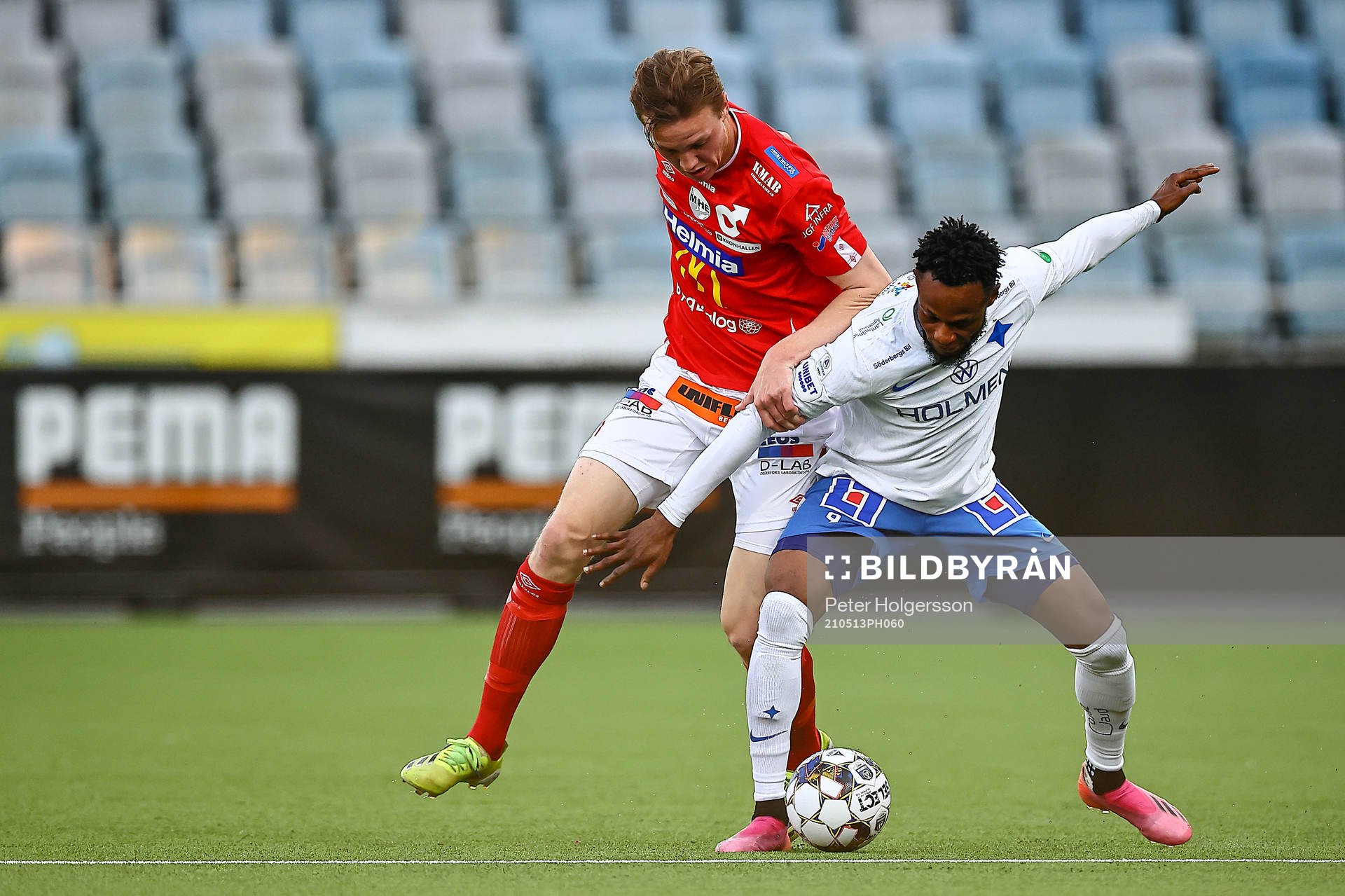 Degerfors Adam Carlén och IFK Norrköpings Samuel Adegbenro