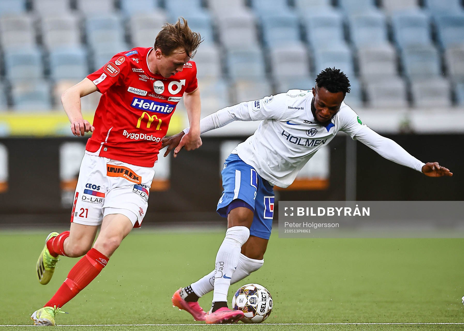 Degerfors Adam Carlén och IFK Norrköpings Samuel Adegbenro