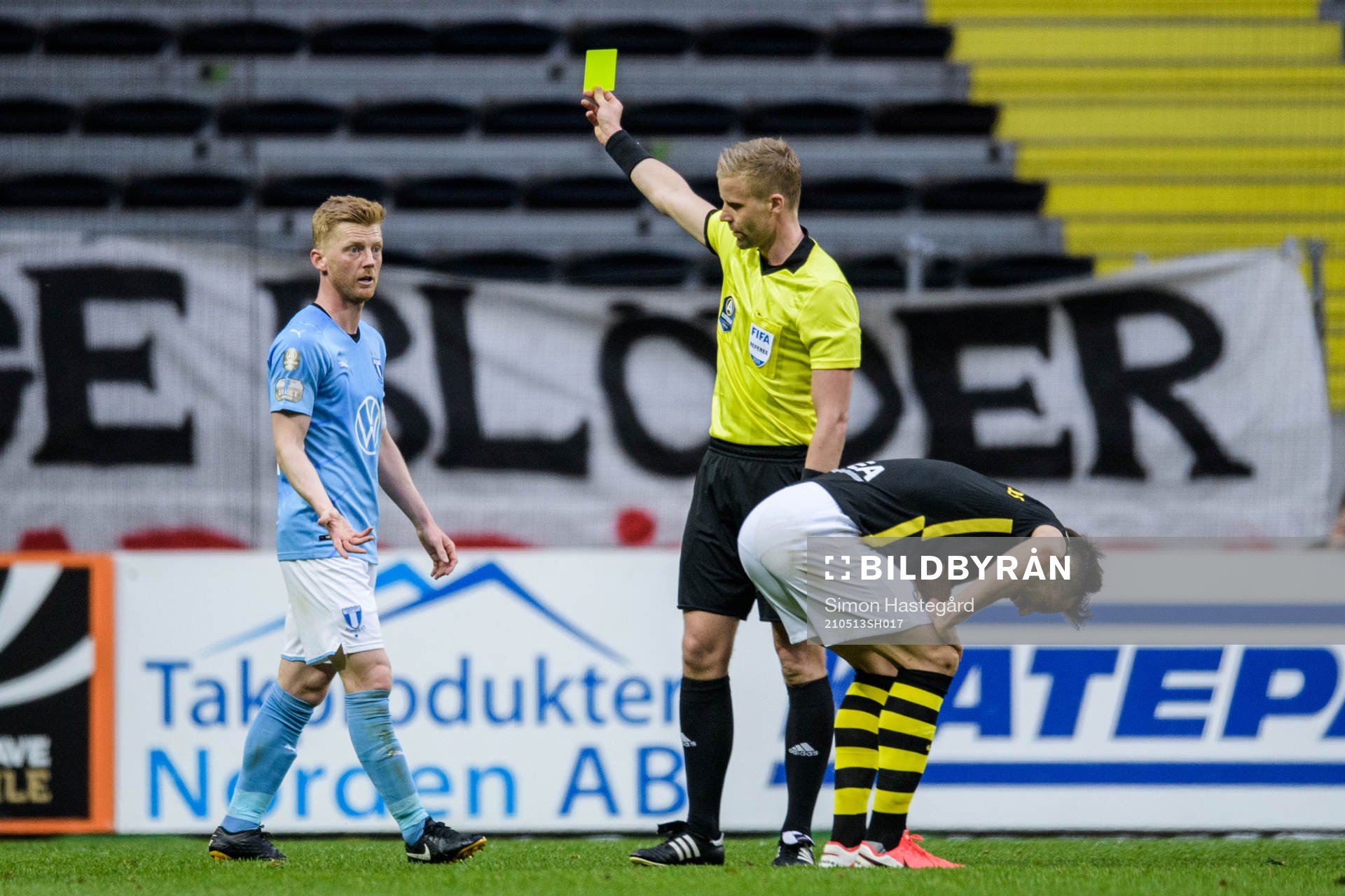 Malmö FFs Anders Christiansen får ett gult kort av domare