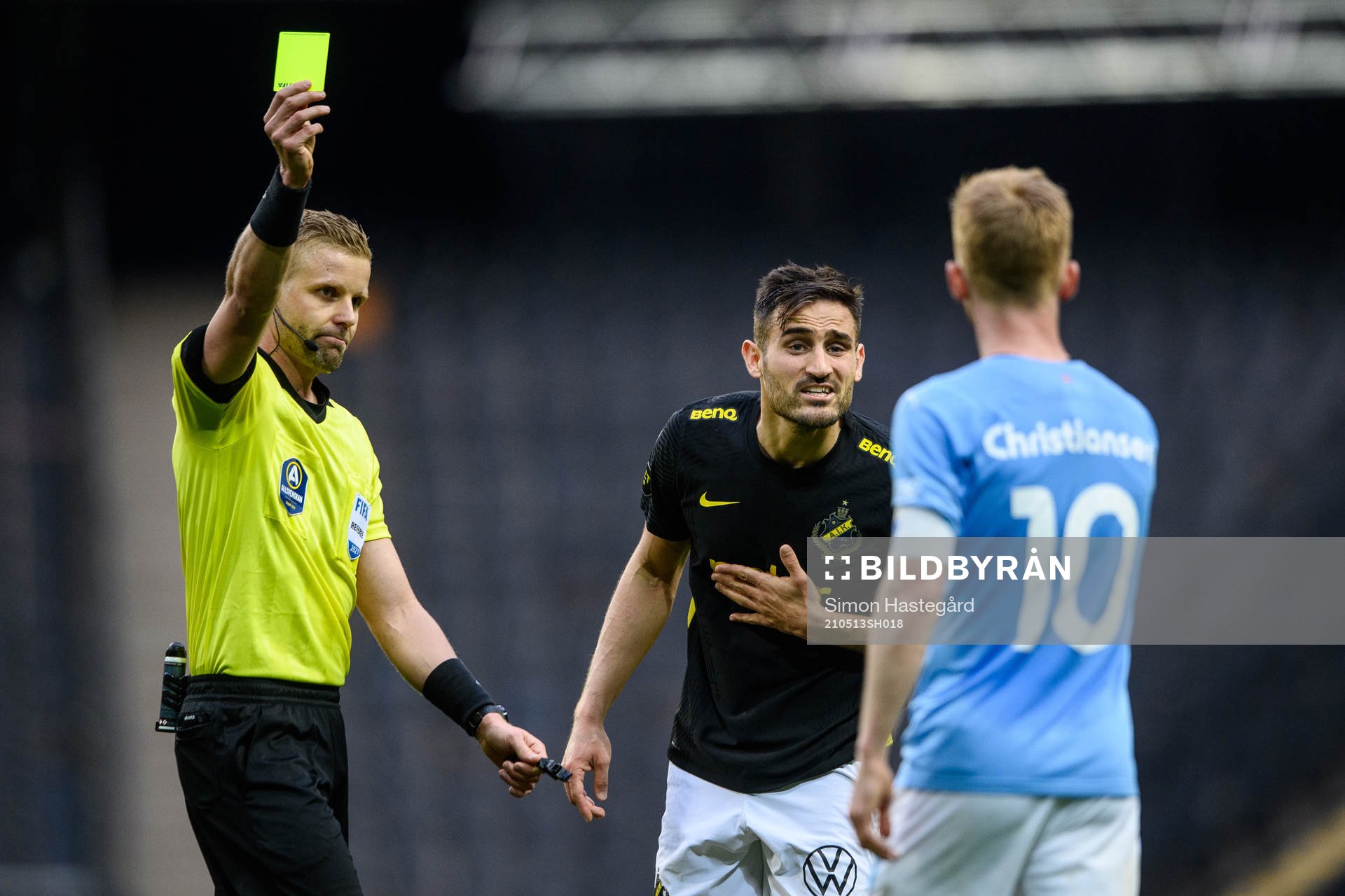 Malmö FFs Anders Christiansen får ett gult kort av domare