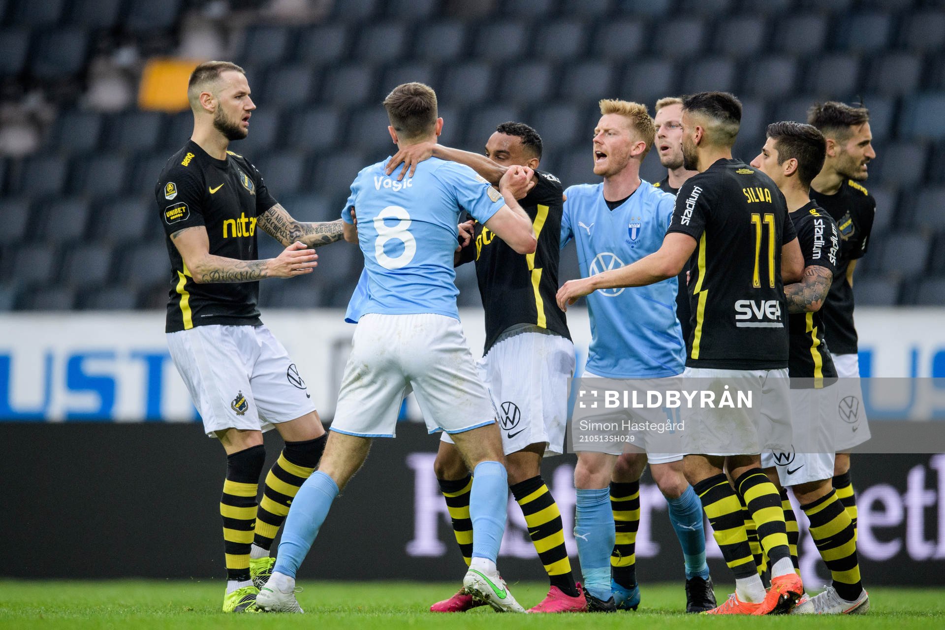s Bilal Hussein och Malmö FFs Pavle Vagic i bråk