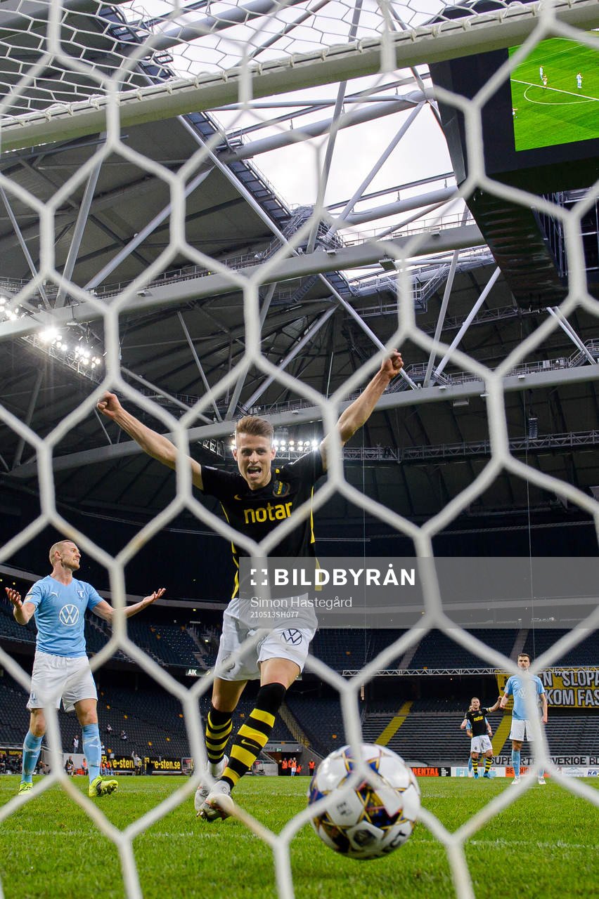 s Bojan Radulovic jublar samtidigt som Malmö FFs Franz