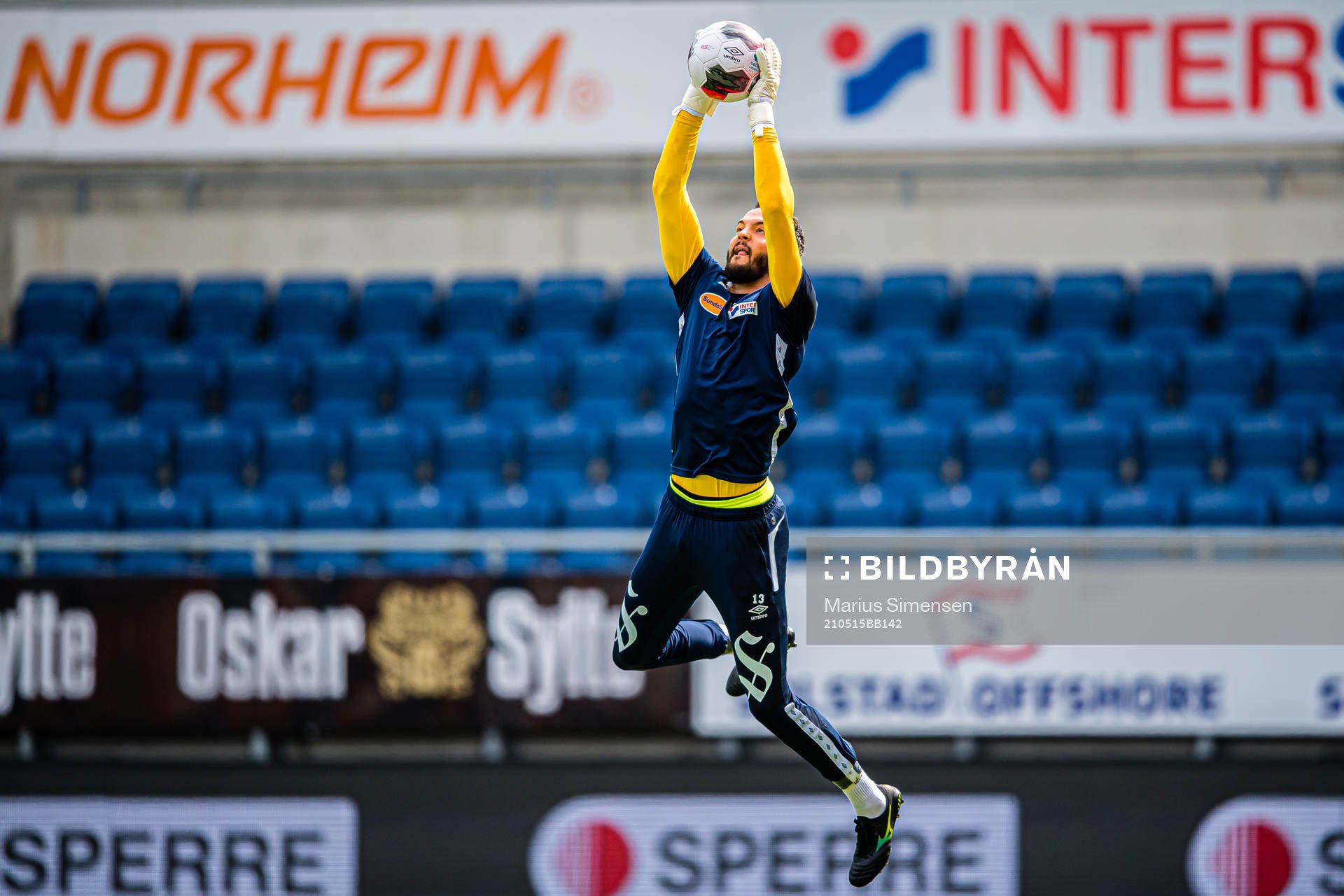 Michael Ryan Lansing of Aalesund warms up