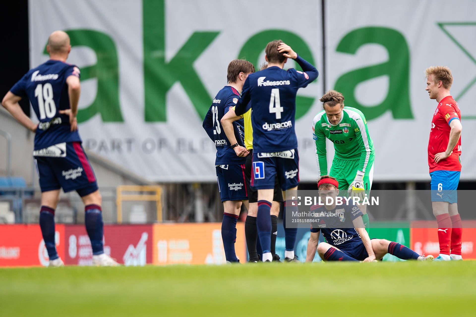 Östers Carl Johansson har ont under fotbollsmatchen i Superettan mellan Helsingborg och Öster den 15 maj 2021 i Helsingborg. 