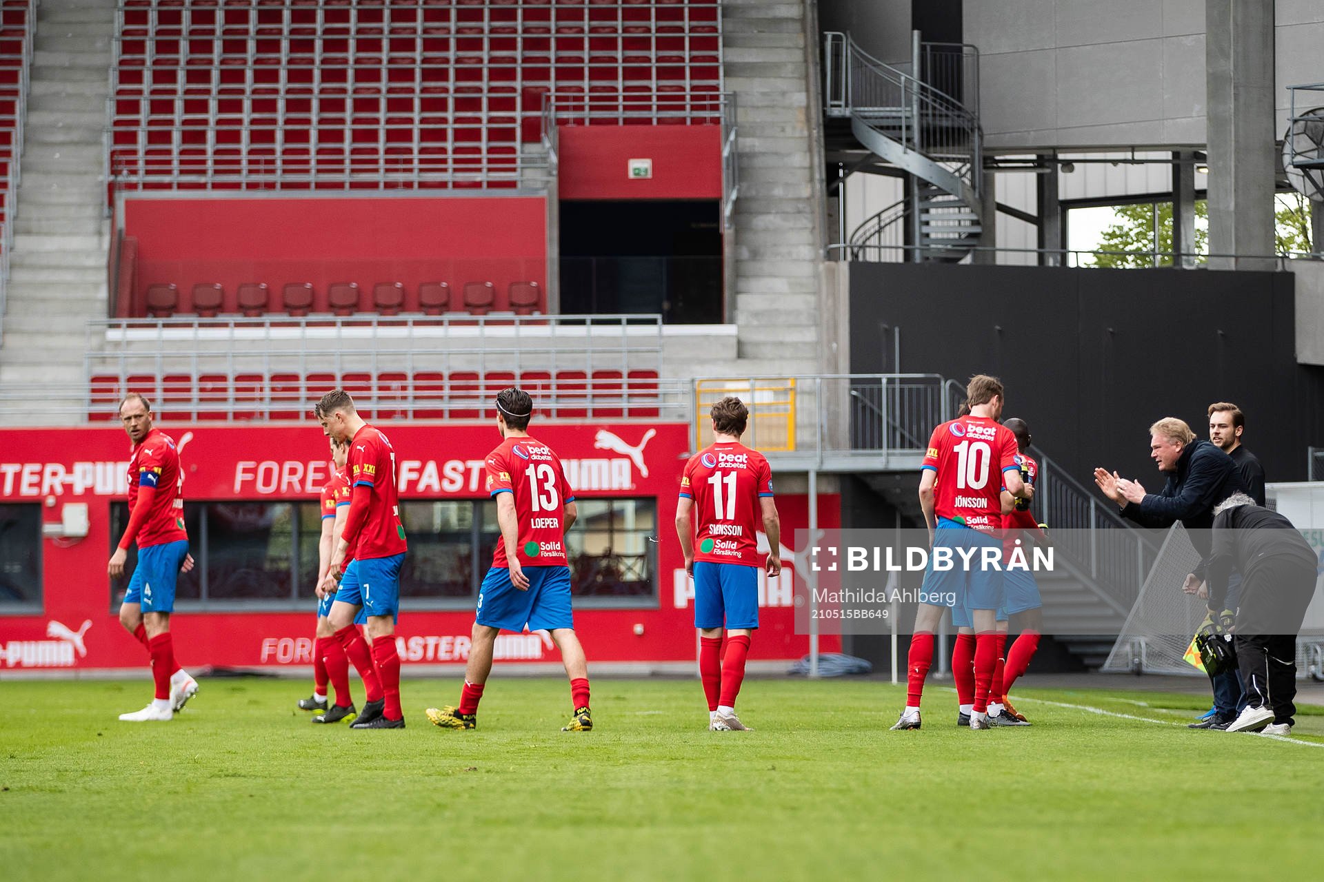 Helsingborgs tränare Jörgen Lennartsson i diskussion med
