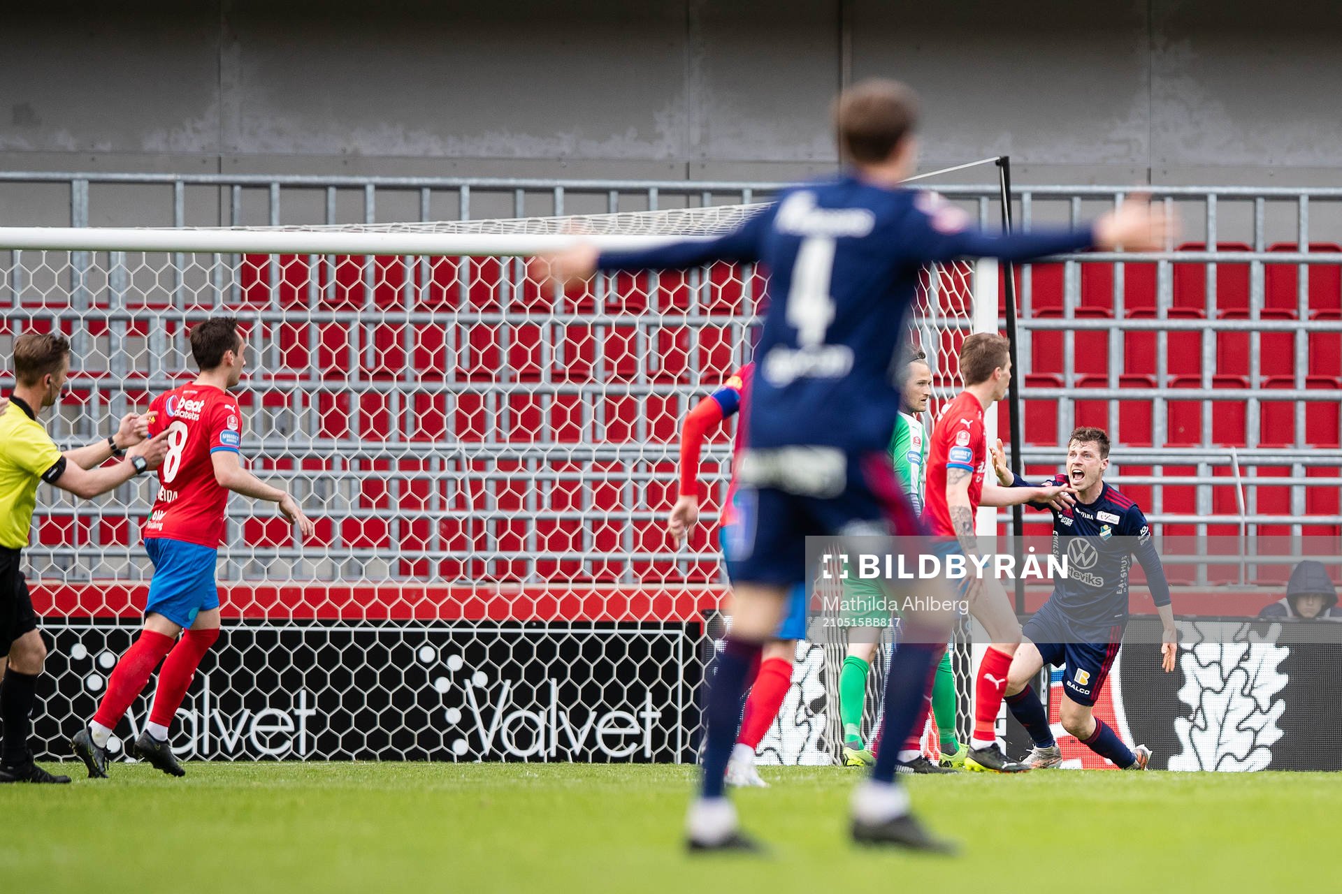 Östers Nicolas Mortensen reagerar mot ett domslut