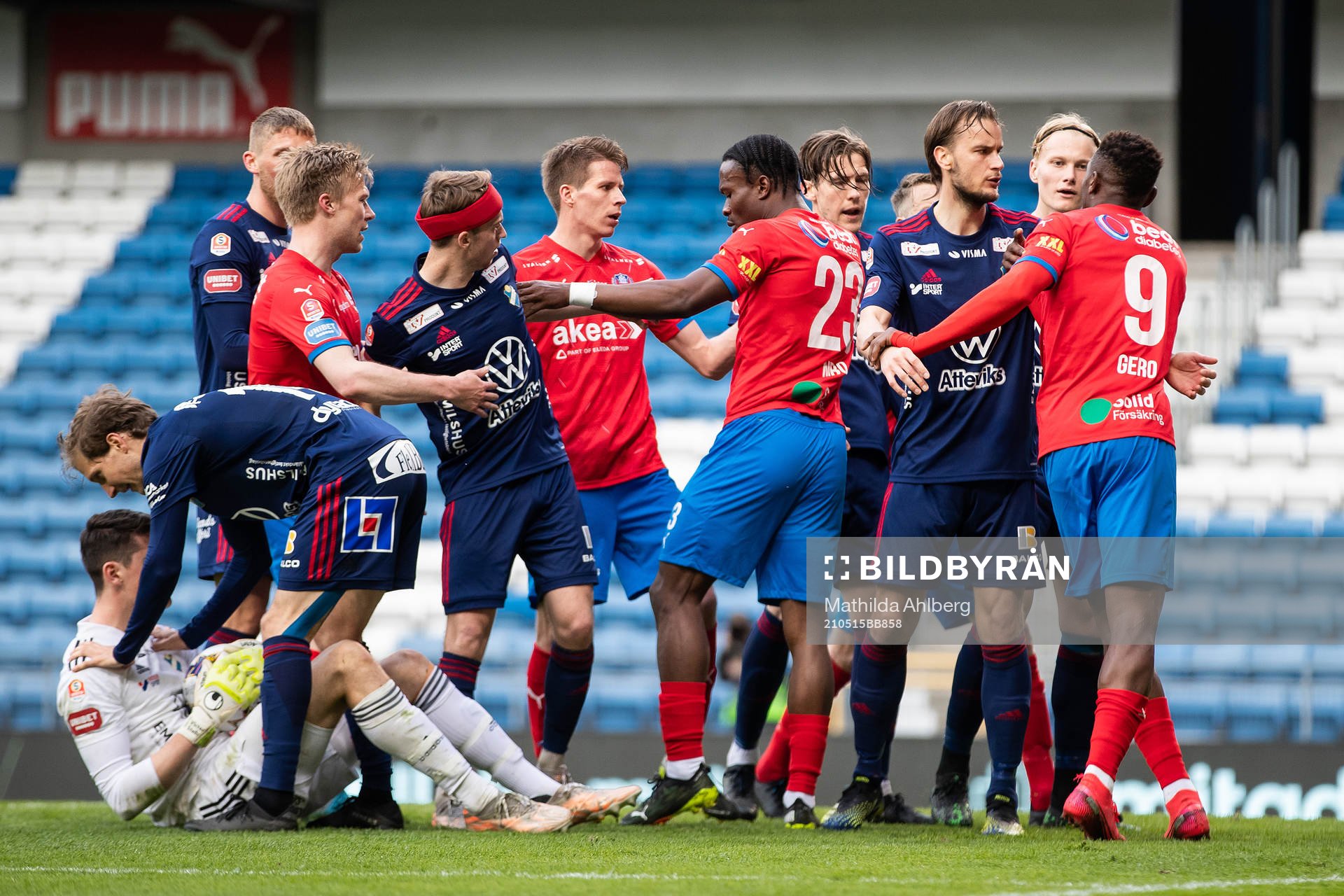 Helsingborgs Noel Mbo och Alhaji Gero i bråk med Östers spelare under fotbollsmatchen i Superettan mellan Helsingborg och Öster den 15 maj 2021 i Helsingborg.