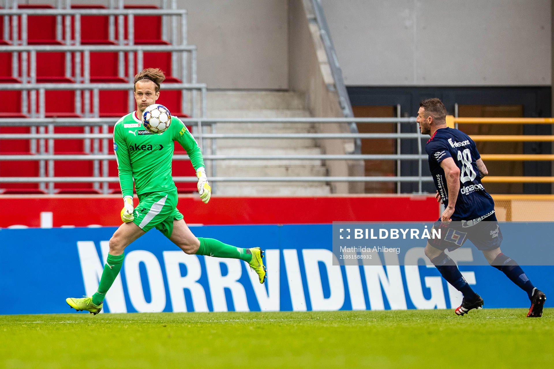 Helsingborgs målvakt Anders Lindegaard och Östers James