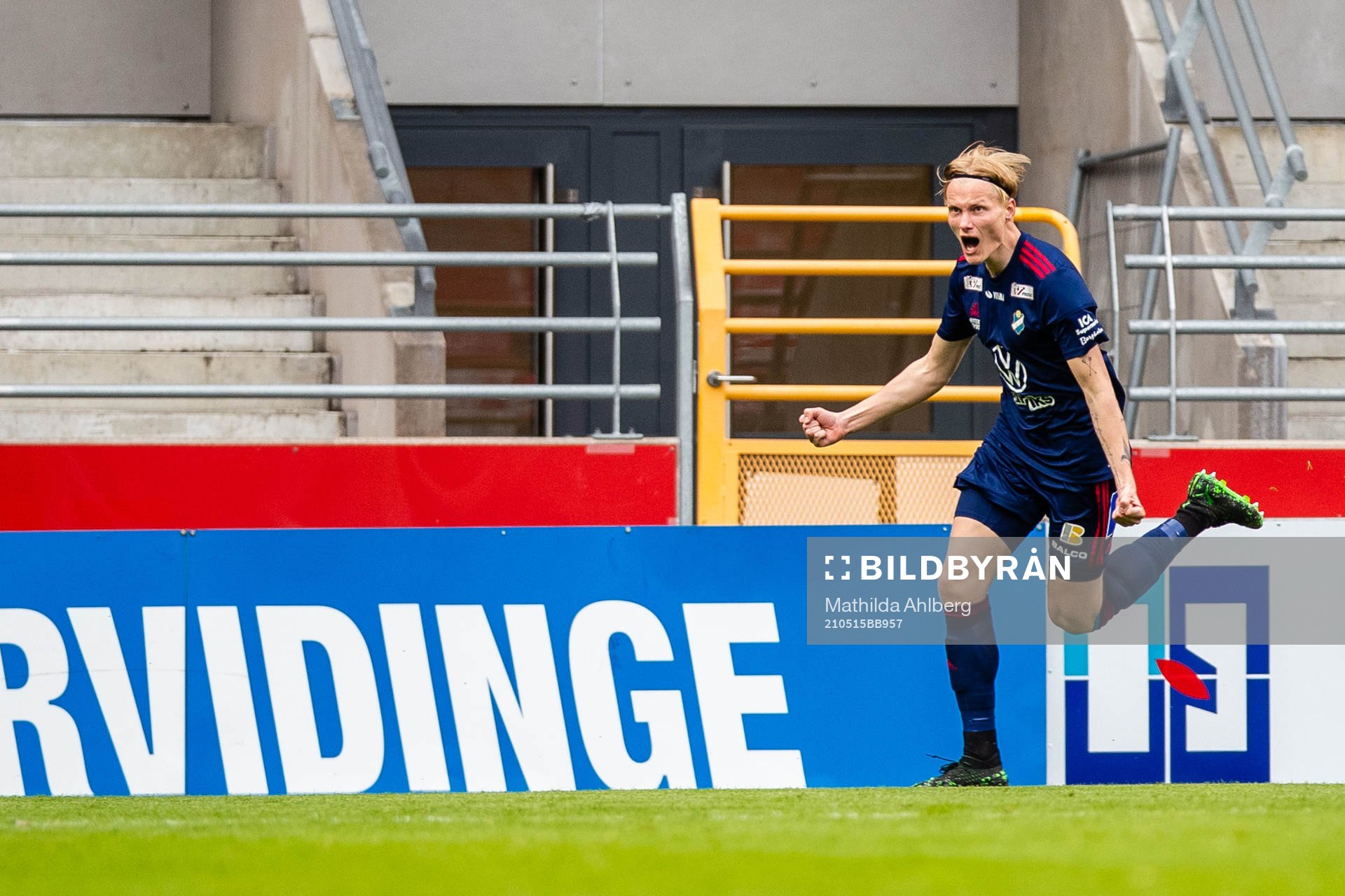 Östers Filip Örnblom jublar