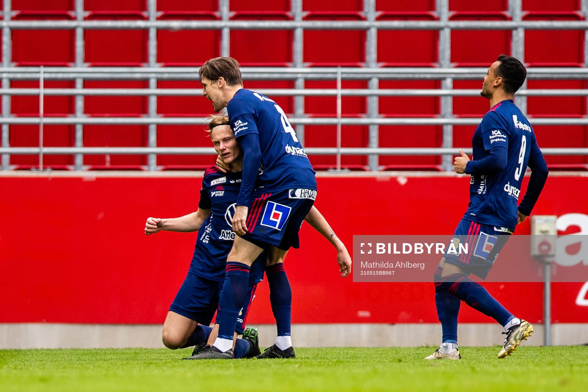 Östers Filip Örnblom jublar och kramas om av John Stenberg