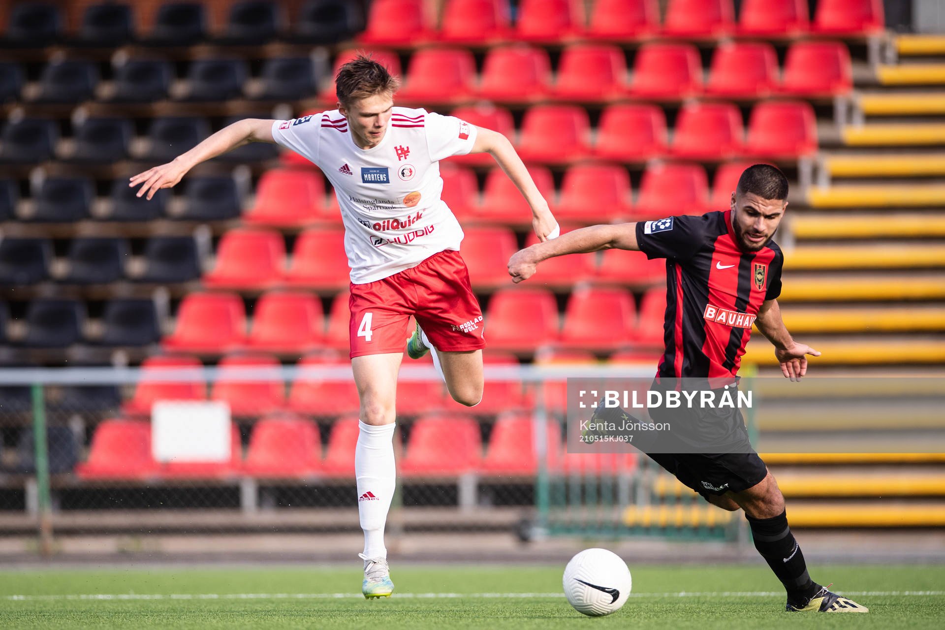 Hudiksvalls Oscar Wallin och Brommapojkarnas Omar Faraj