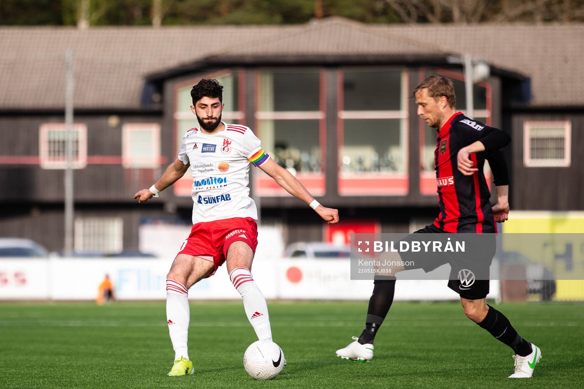 Hudiksvalls Cihan Sener och Brommapojkarnas Gustav Sandberg Magnusson under fotbollsmatchen i Division 1 Norra mellan Brommapojkarna och Hudiksvall den 15 maj 2021 i Stockholm.