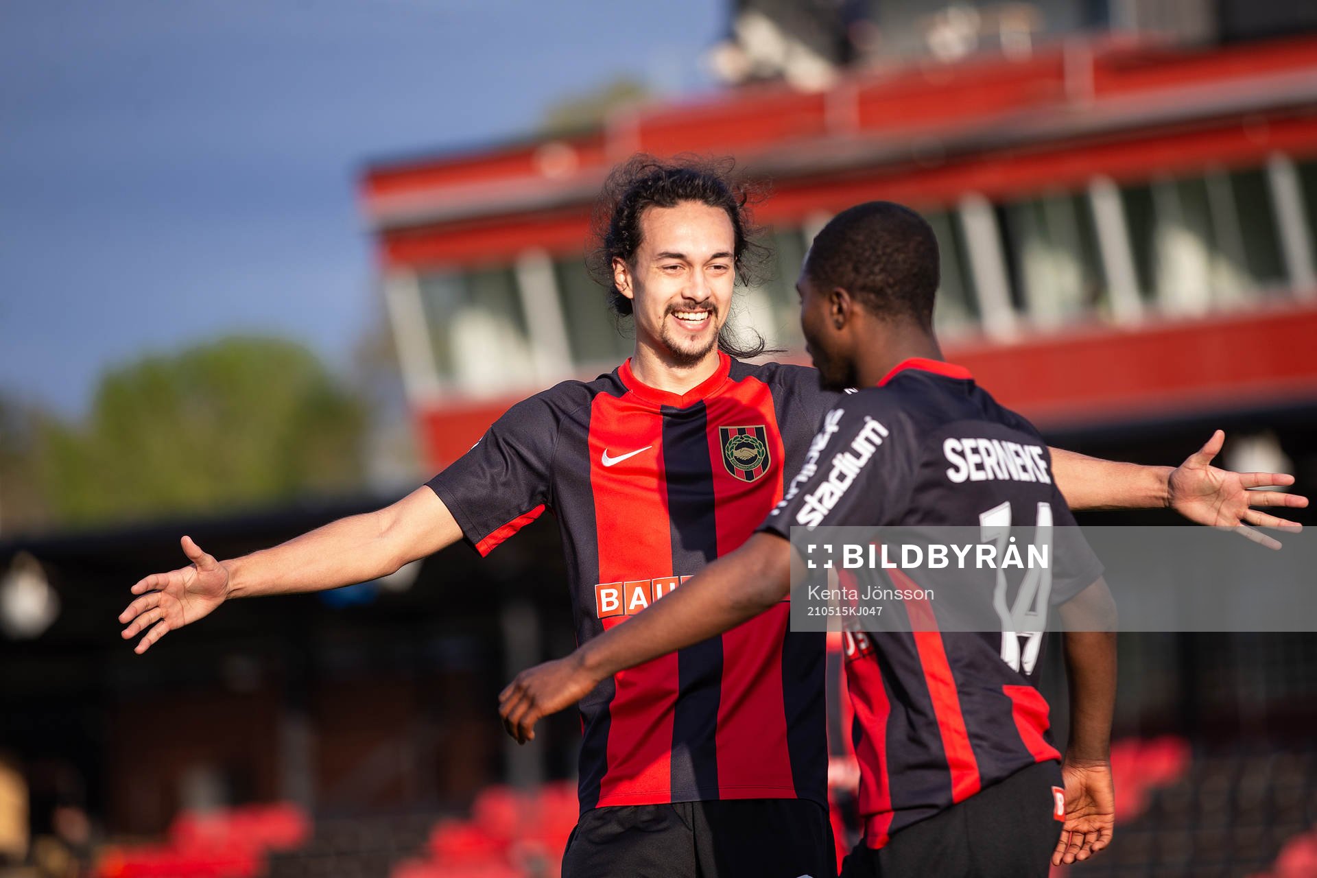 Brommapojkarnas Jardell Kanga och Monir Jelassi jublar efter 5-0 under fotbollsmatchen i Division 1 Norra mellan Brommapojkarna och Hudiksvall den 15 maj 2021 i Stockholm.
