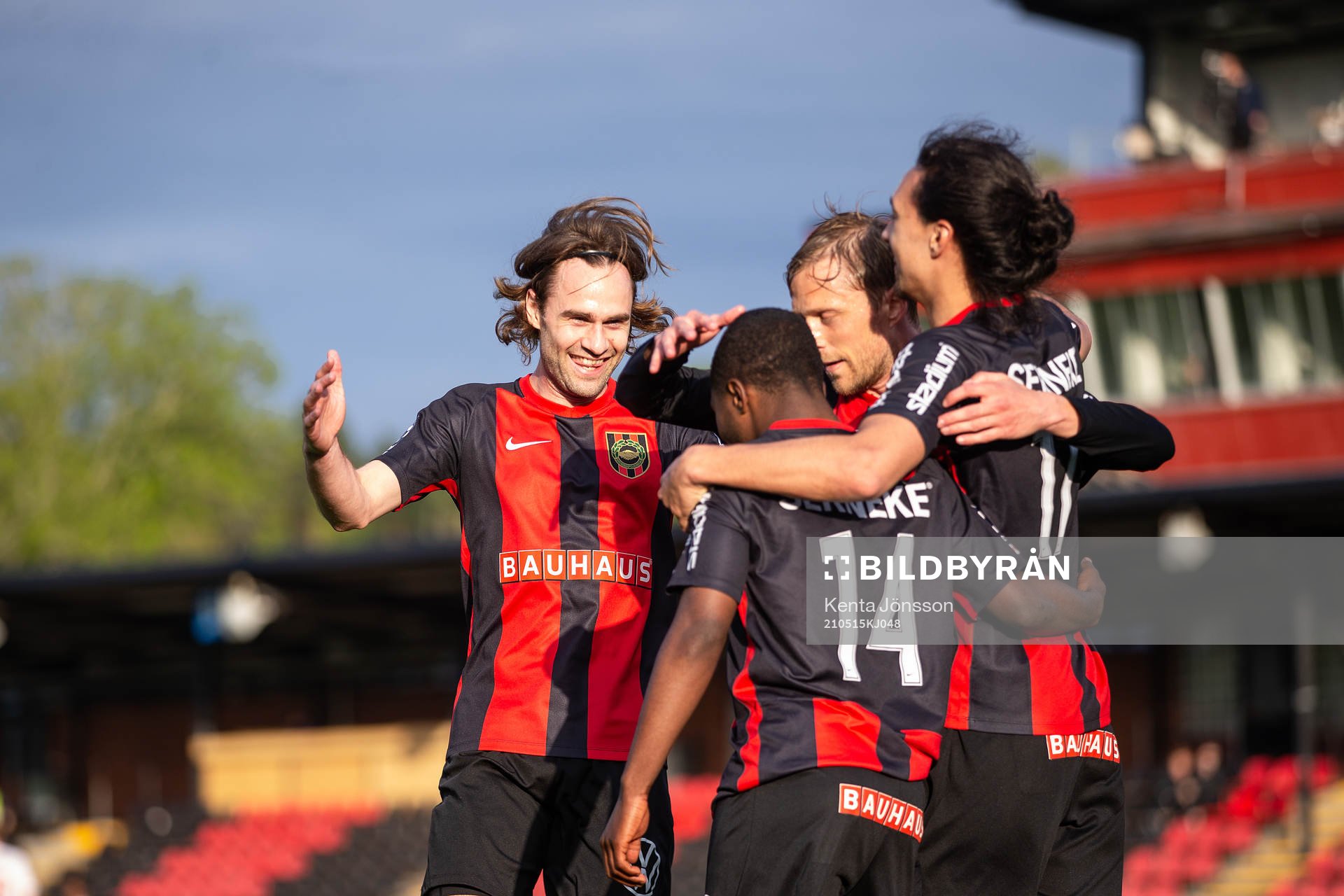 Brommapojkarnas Simon Helg och Jardell Kanga jublar efter 5-0 under fotbollsmatchen i Division 1 Norra mellan Brommapojkarna och Hudiksvall den 15 maj 2021 i Stockholm. 