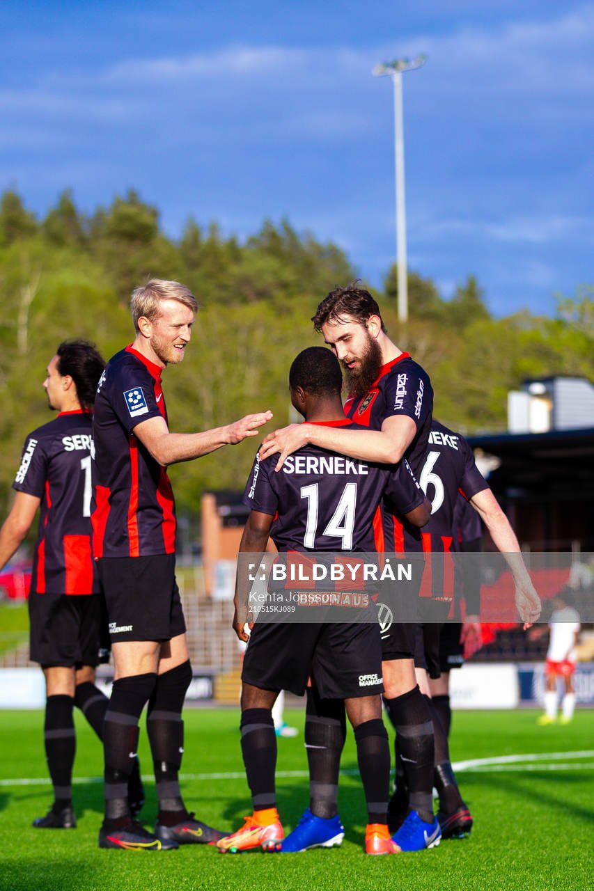 Brommapojkarnas Jardell Kanga jublar med Carl Elfgren Nyström och Ali Suljic efter 5-0 under fotbollsmatchen i Division 1 Norra mellan Brommapojkarna och Hudiksvall den 15 maj 2021 i Stockholm. 