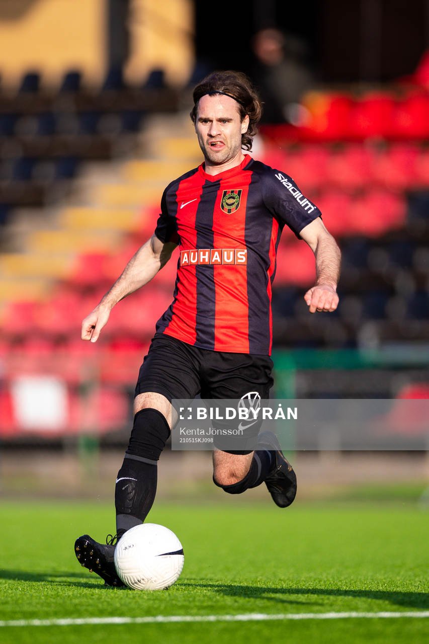 Brommapojkarnas Simon Helg under fotbollsmatchen i Division 1 Norra mellan Brommapojkarna och Hudiksvall den 15 maj 2021 i Stockholm.