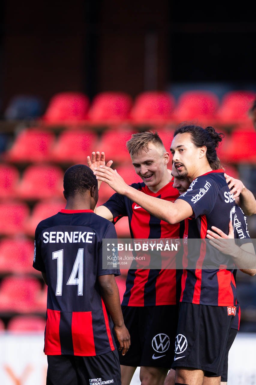 Brommapojkarnas Simon Helg (skymd i mitten) jublar med