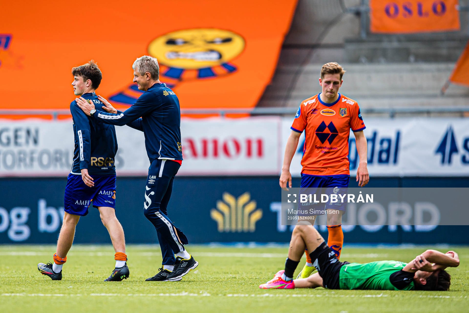 Nikolai Søyset Hopland of Aalesund and Lars Arne Nilsen, head coach of Aalesund, after the OBOS-ligaen match between Aalesund and Bryne on May 15, 2021 in Ålesund.