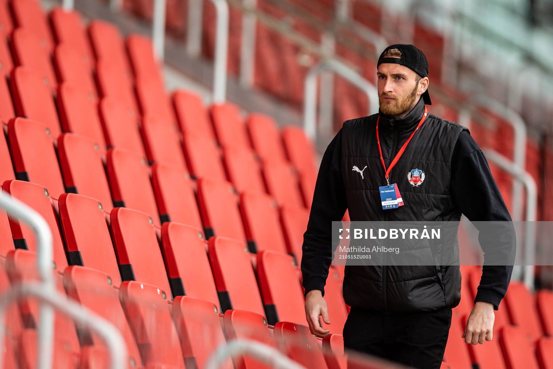 Helsingborgs målvakt Alexander Nilsson på läktaren