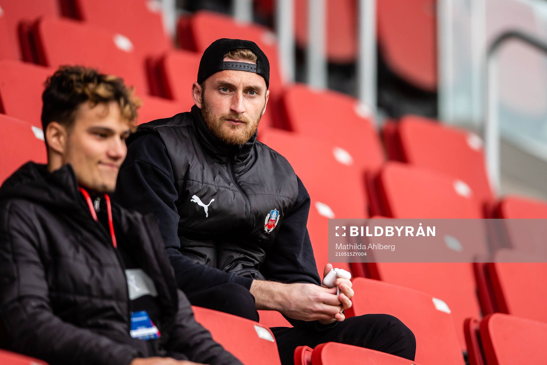 Helsingborgs målvakt Alexander Nilsson på läktaren