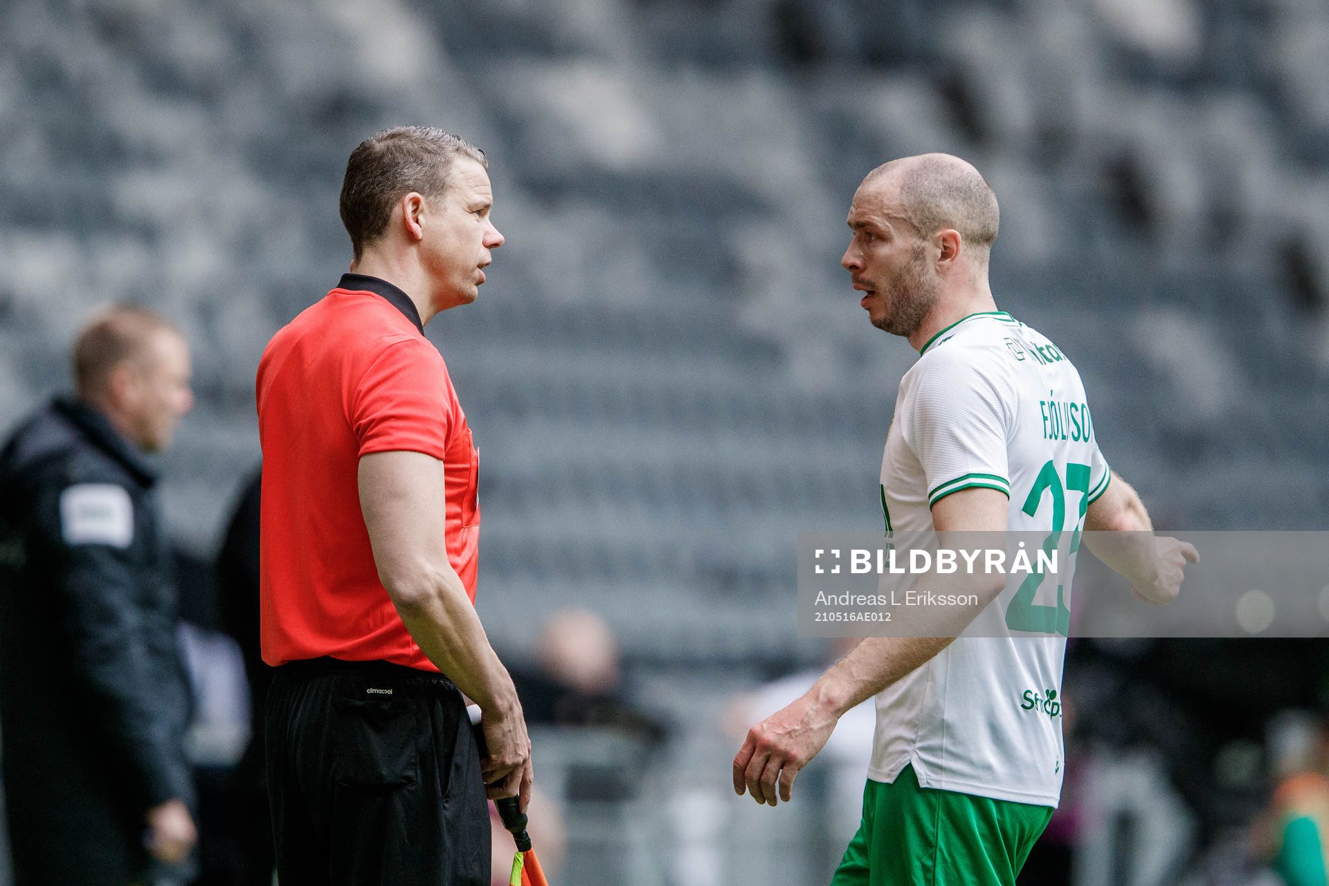 Assisterande domare Daniel Wärnmark och Hammarbys Jon