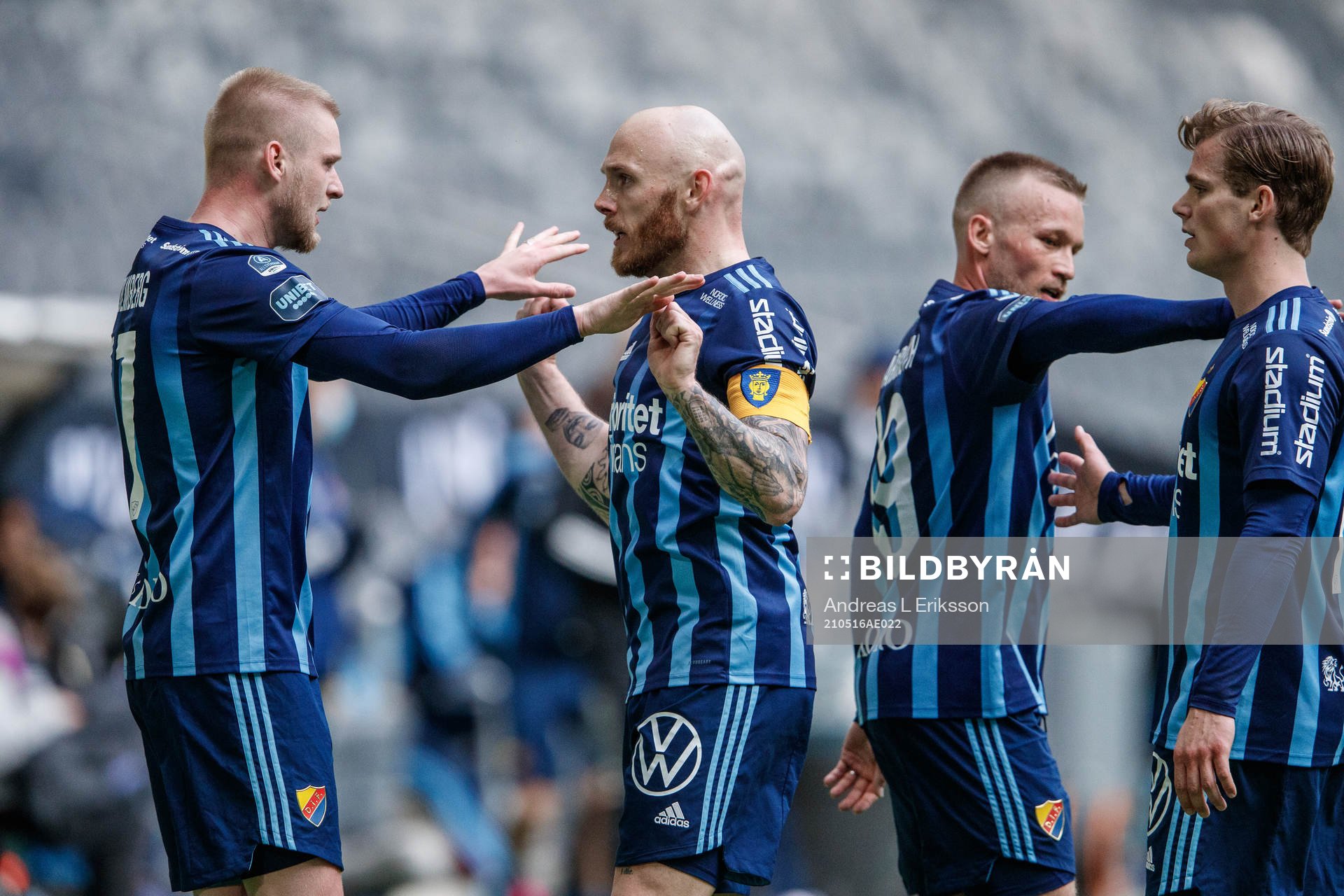 Djurgårdens Kalle Holmberg jublar tillsammans med Magnus Eriksson efter 0-1 under fotbollsmatchen i Allsvenskan mellan Hammarby och Djurgården den 16 maj 2021 i Stockholm.