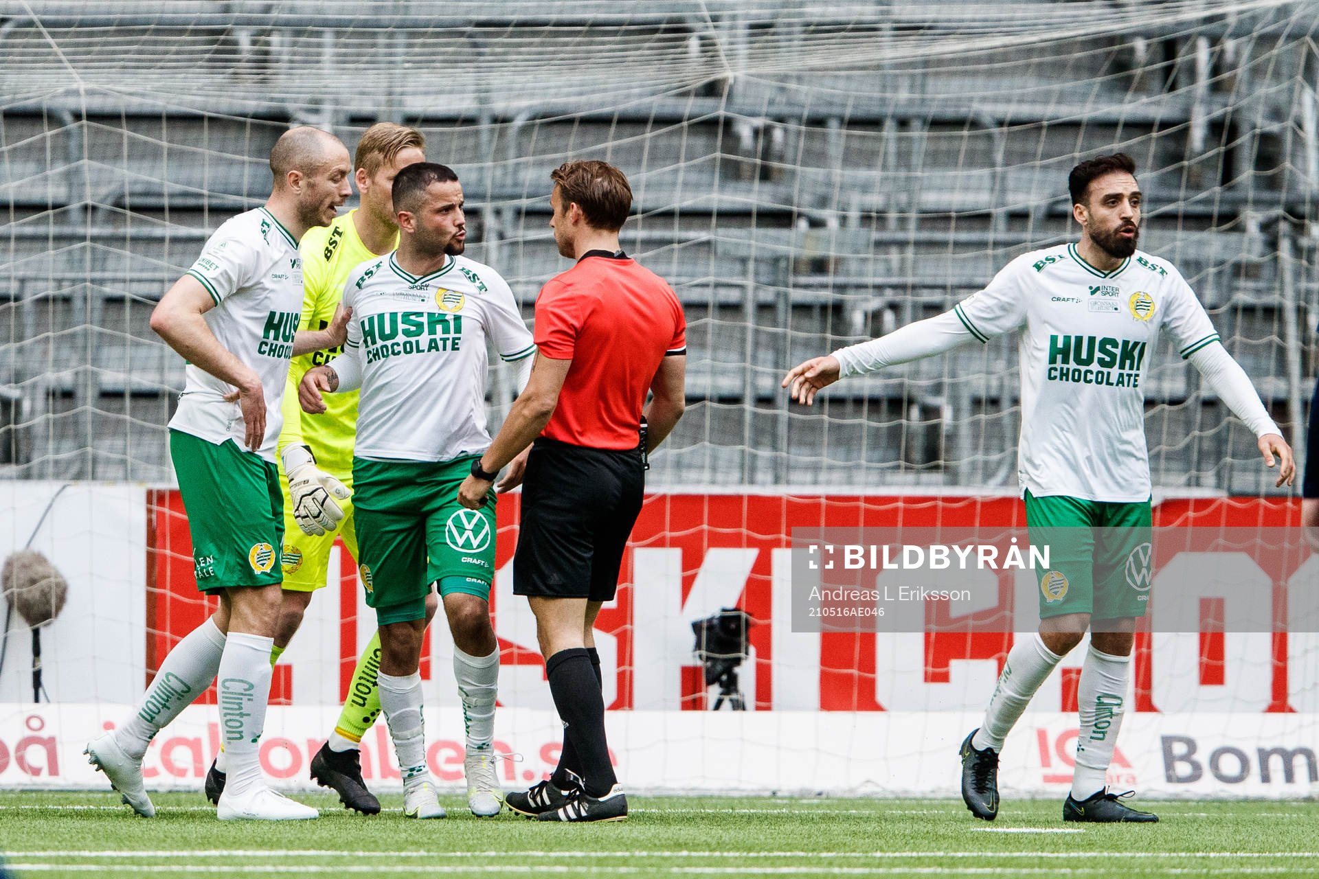 Hammarbys Astrit Selmani reagerar på domare Kristoffer