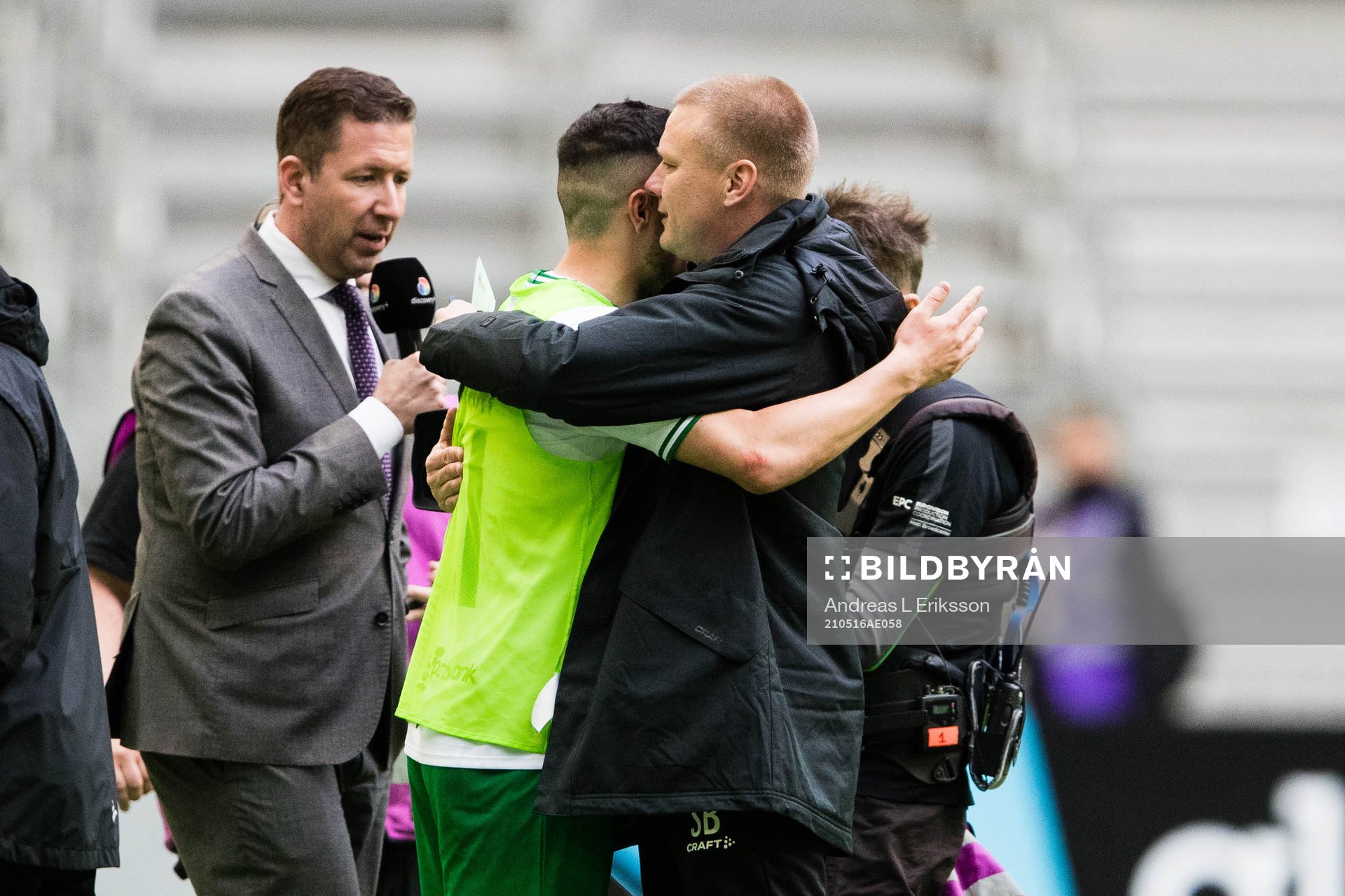 Hammarbys Astrit Selmani och tränare Stefan Billborn kramas