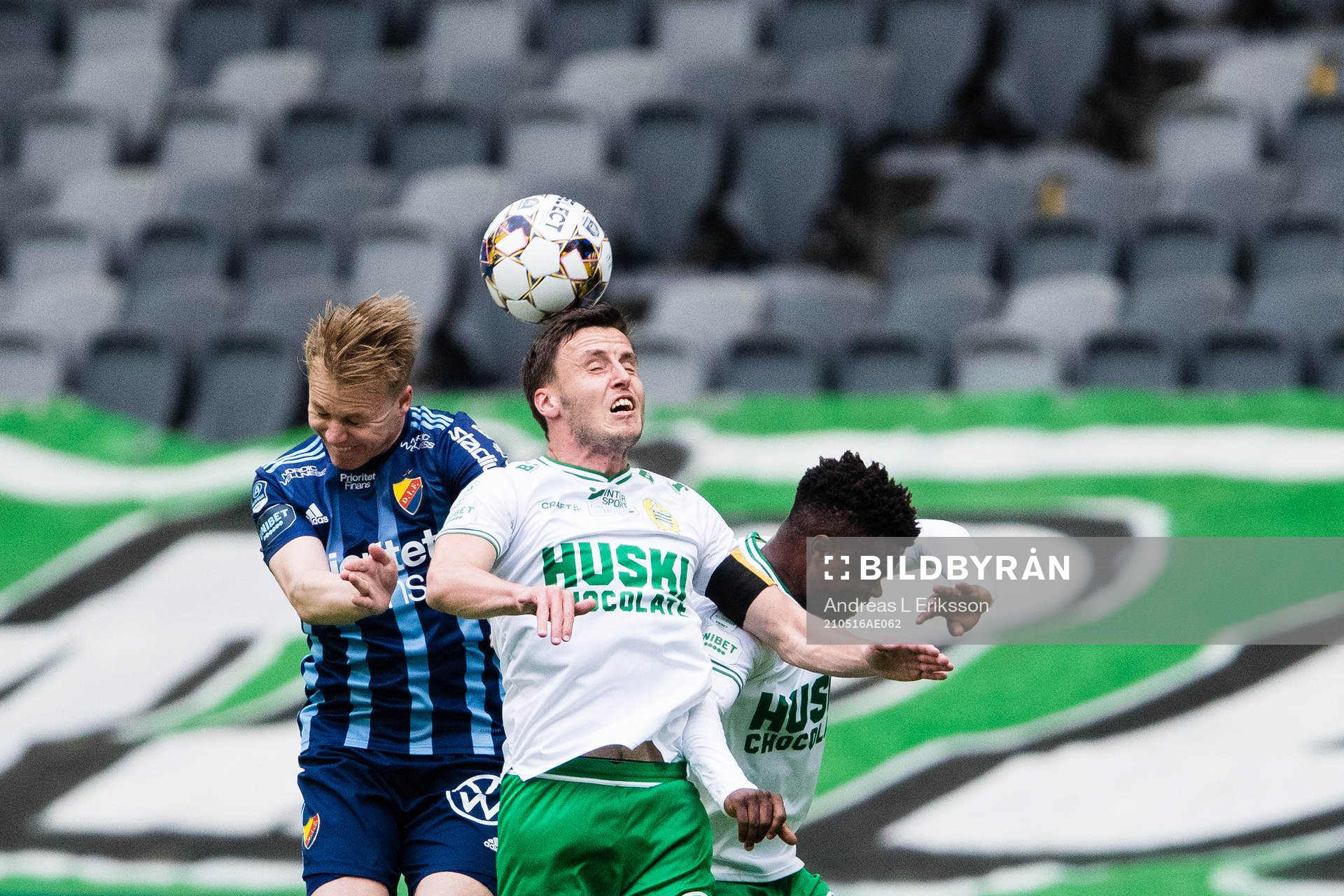 Djurgårdens Jacob Une Larsson i en nickduell med Hammarbys Jeppe Andersen och Akinkunmi Amoo under fotbollsmatchen i Allsvenskan mellan Hammarby och Djurgården den 16 maj 2021 i Stockholm. 