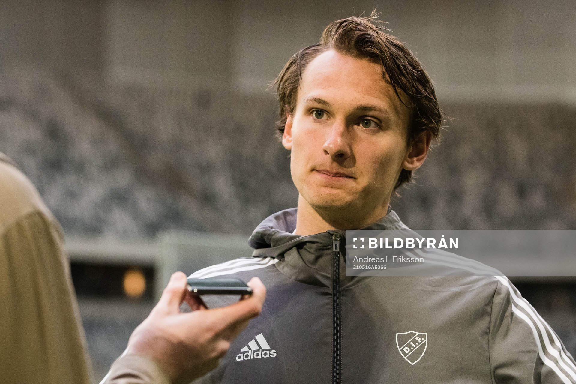 Djurgårdens Hjalmar Ekdal talar med media