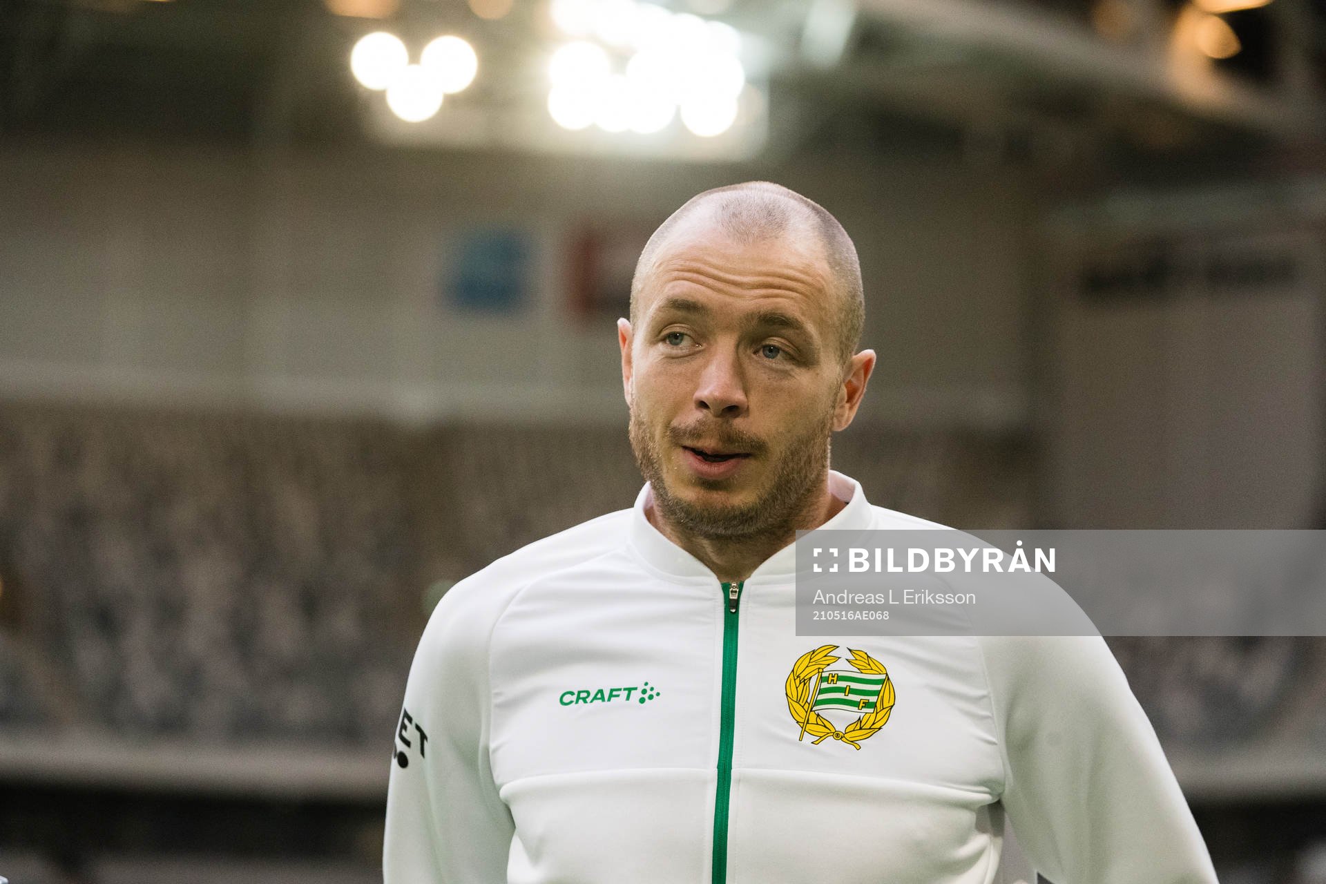 Hammarbys Jon Gudni Fjoluson talar med media