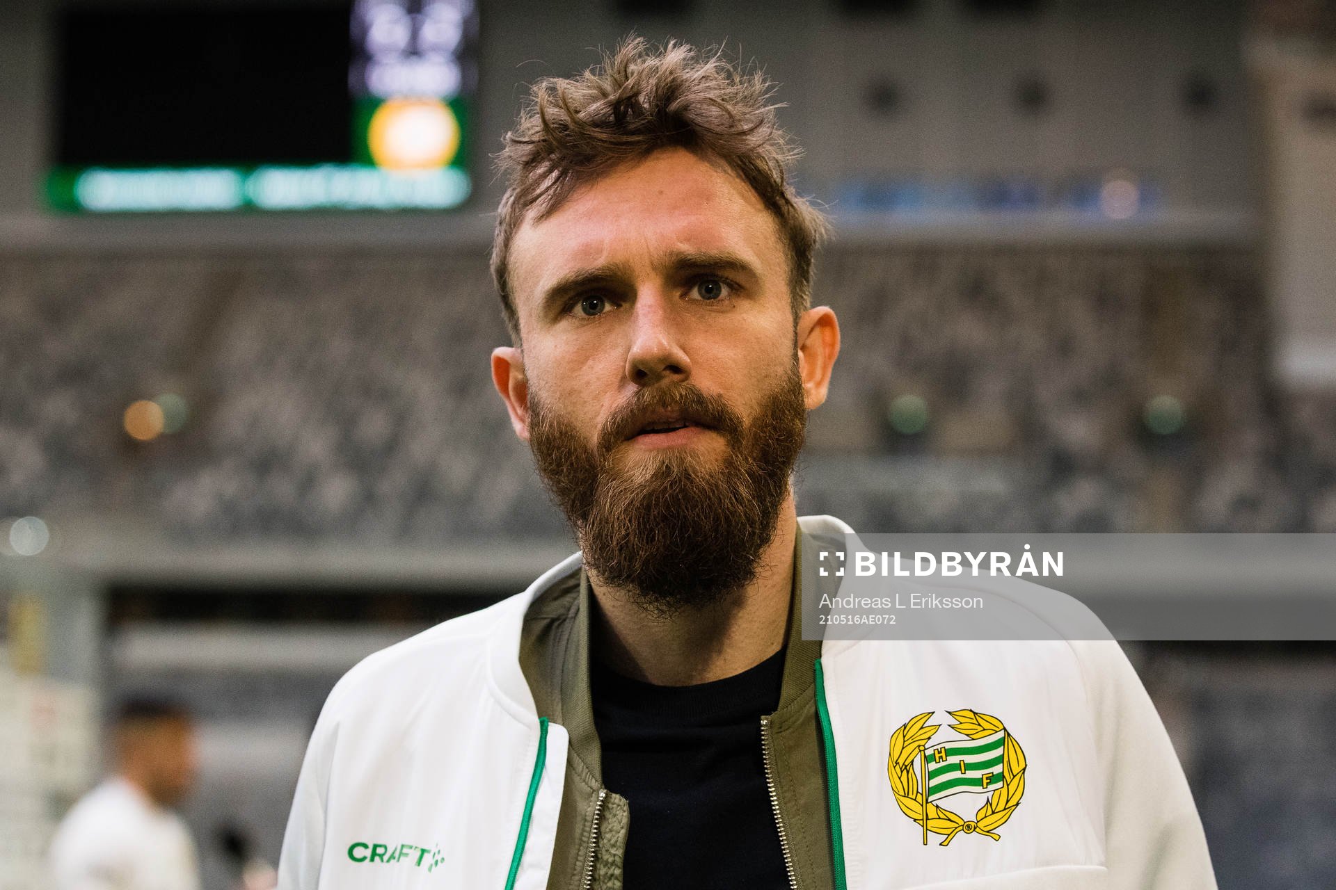 Hammarbys Simon Sandberg talar med media