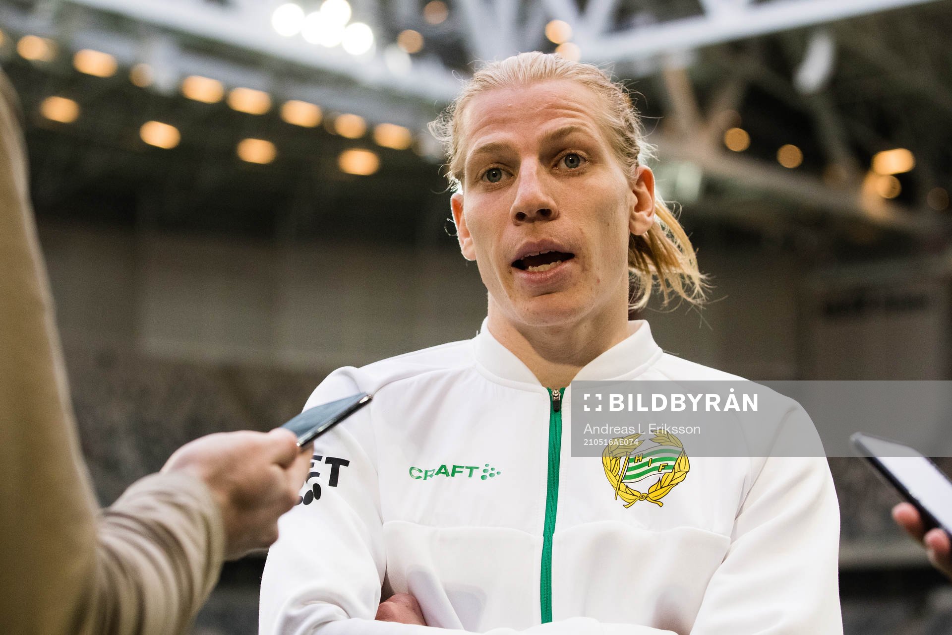 Hammarbys Gustav Ludwigson talar med media