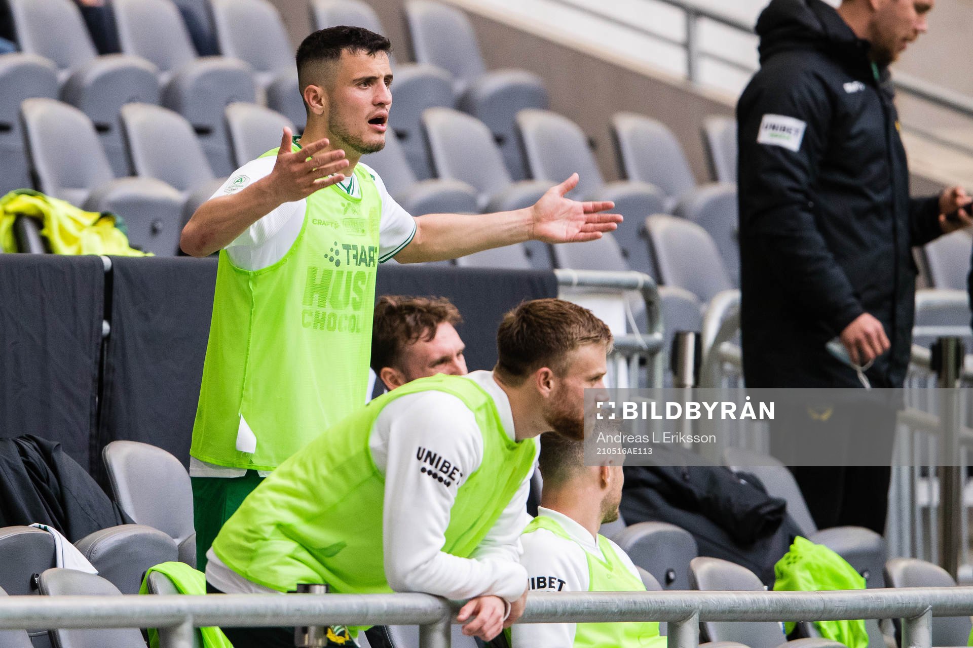 Hammarbys Astrit Selmani reagerar på bänken